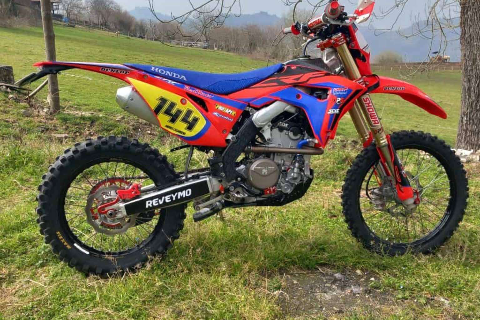 ADHESIVOSEMBARRADOS; innovación en adhesivos personalizados para motos de enduro