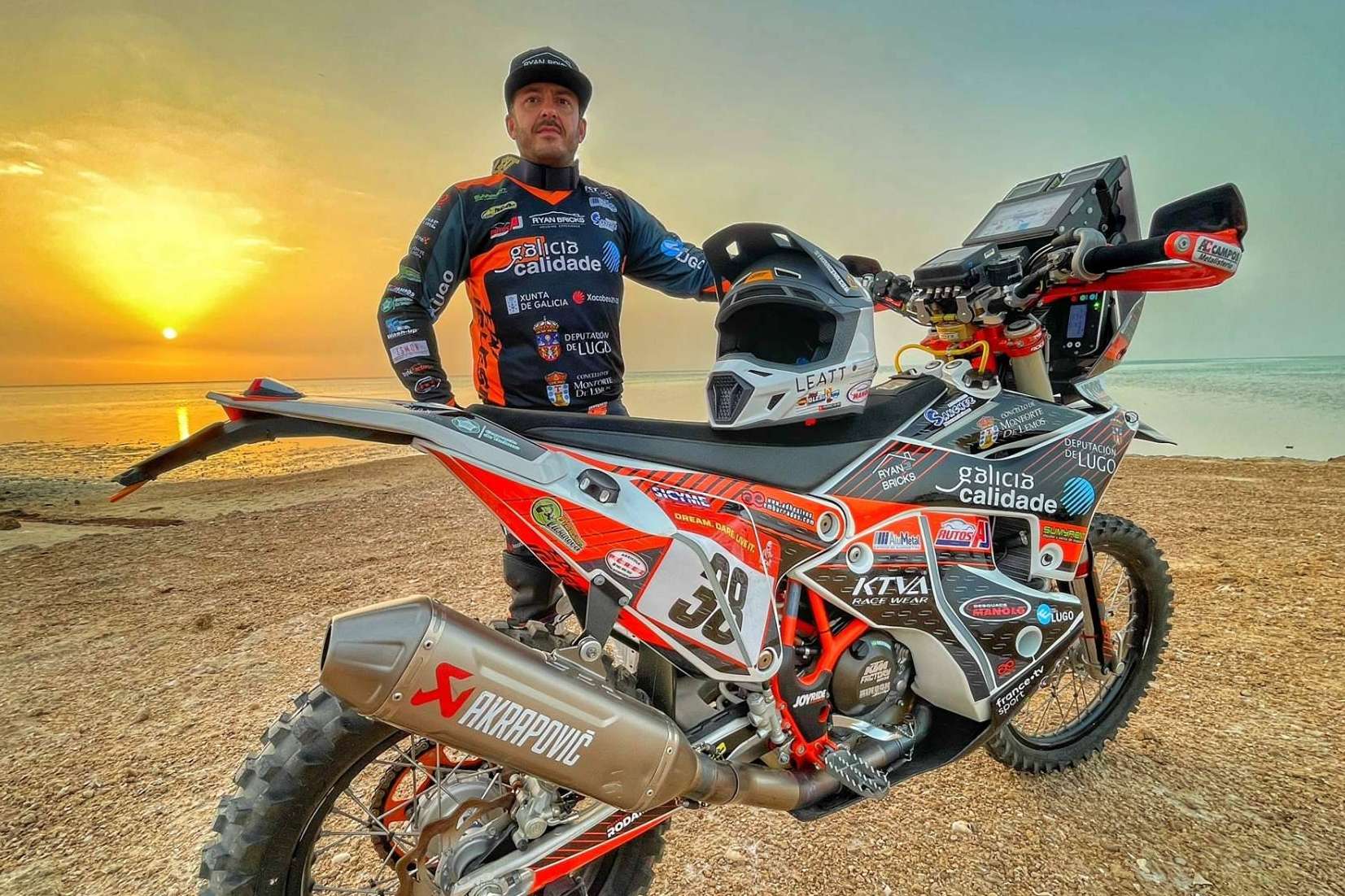 ADHESIVOSEMBARRADOS impulsa la personalización en motocross con equipaciones únicas