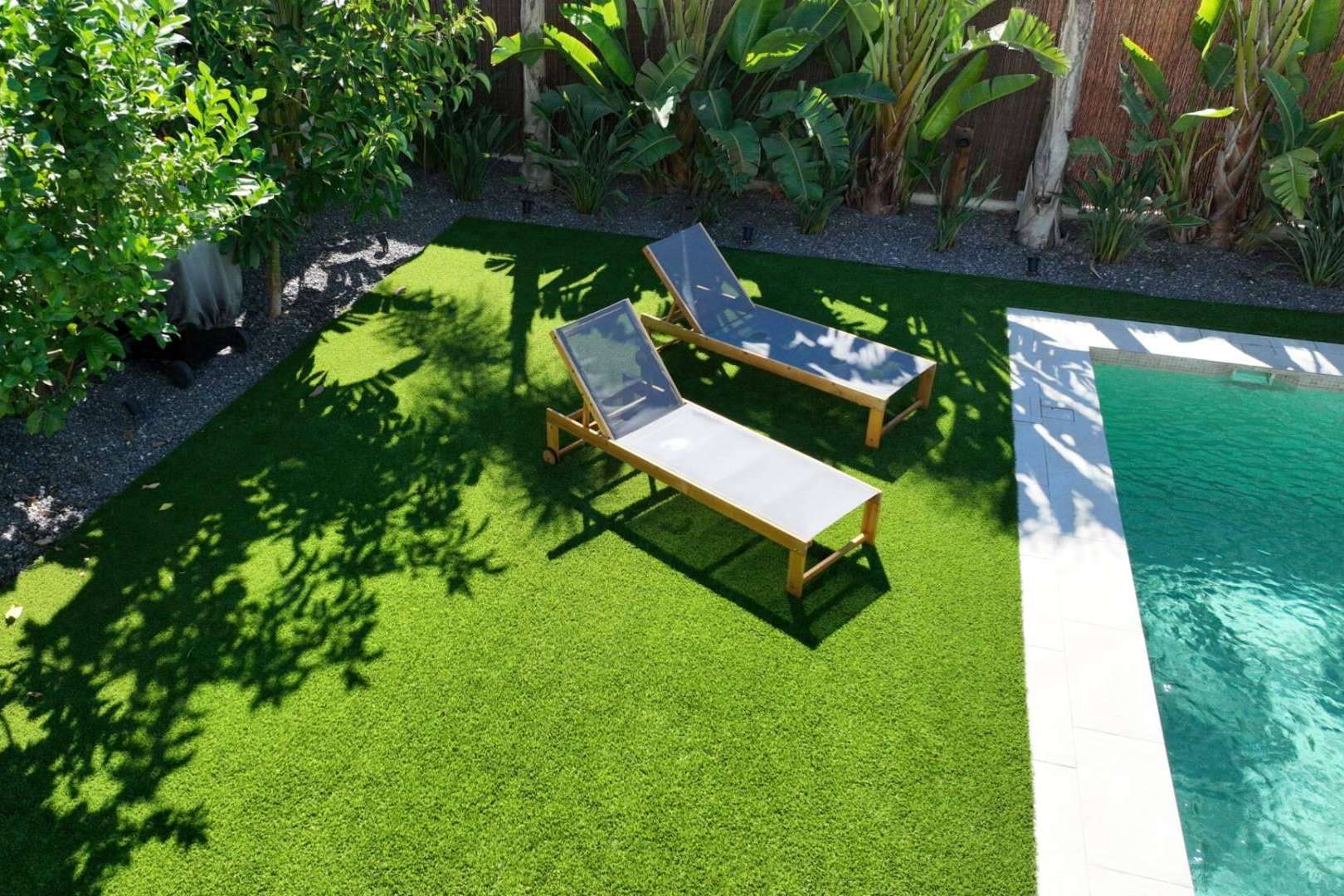 Césped artificial de Albergrass, una solución ideal para un jardín siempre perfecto