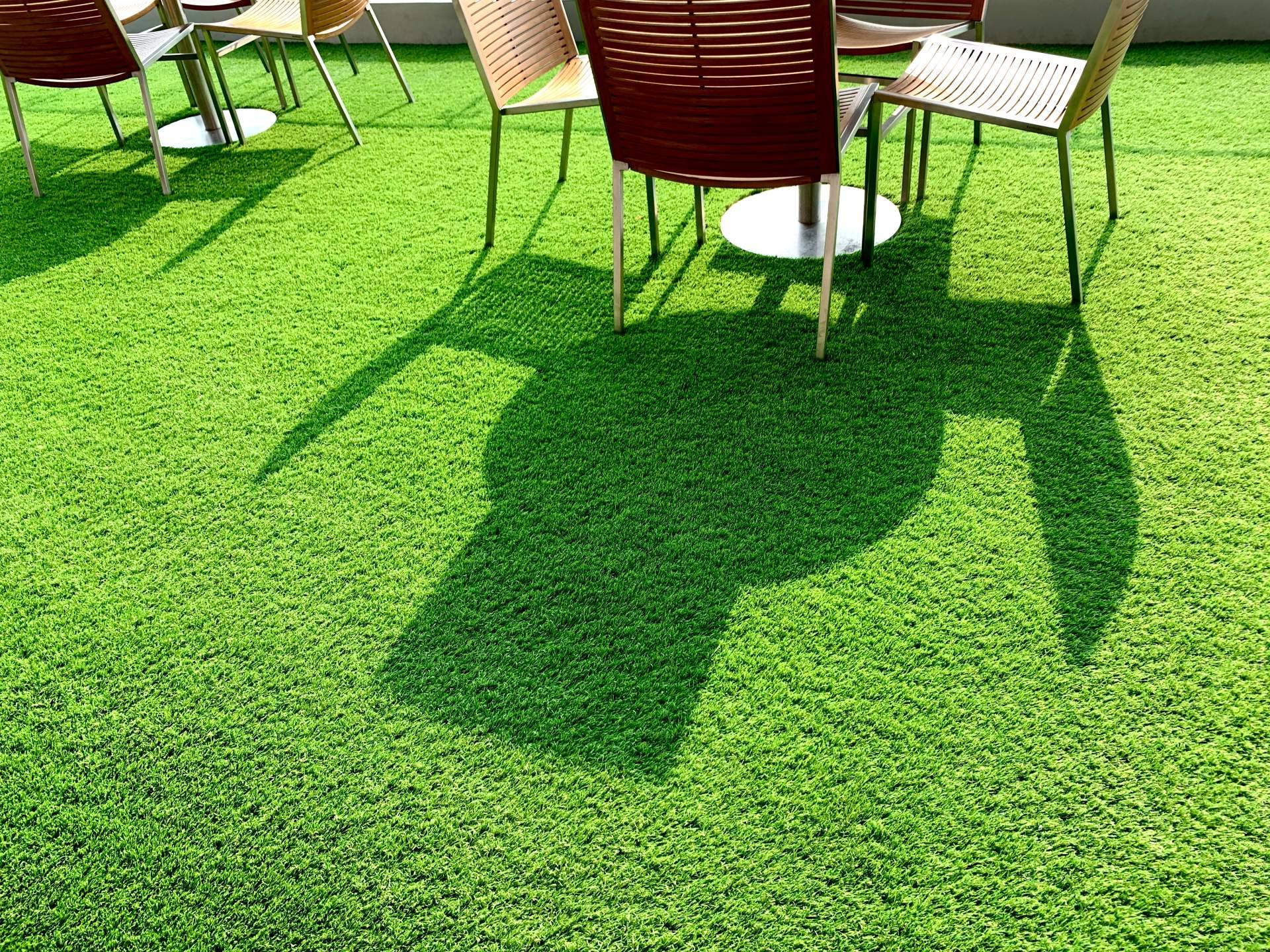 Convertir un balcón en una terraza Instagram con este césped artificial de calidad