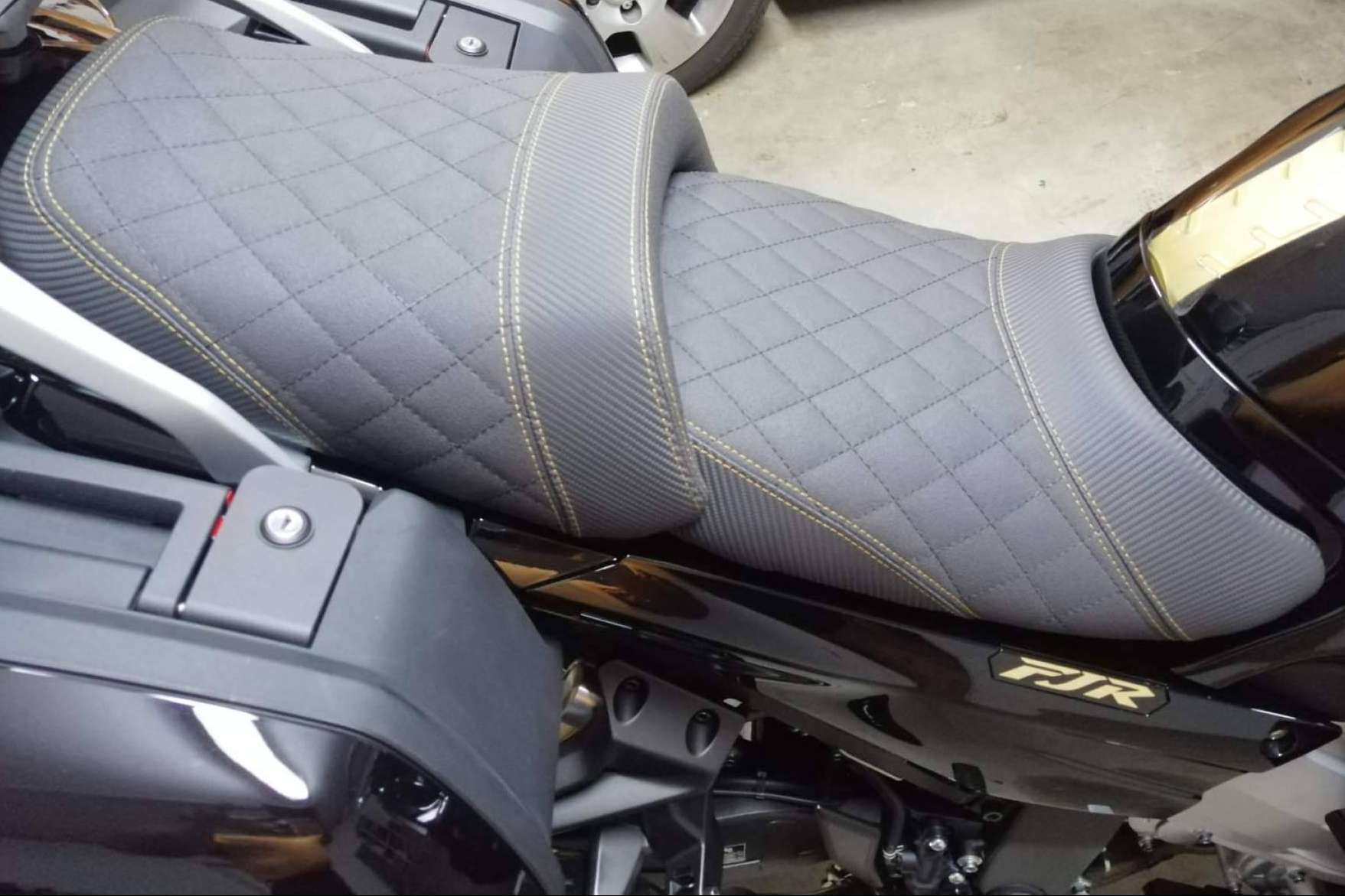 Personalizar y mejorar el confort de una moto con los servicios de tapizado de JM-Fundas