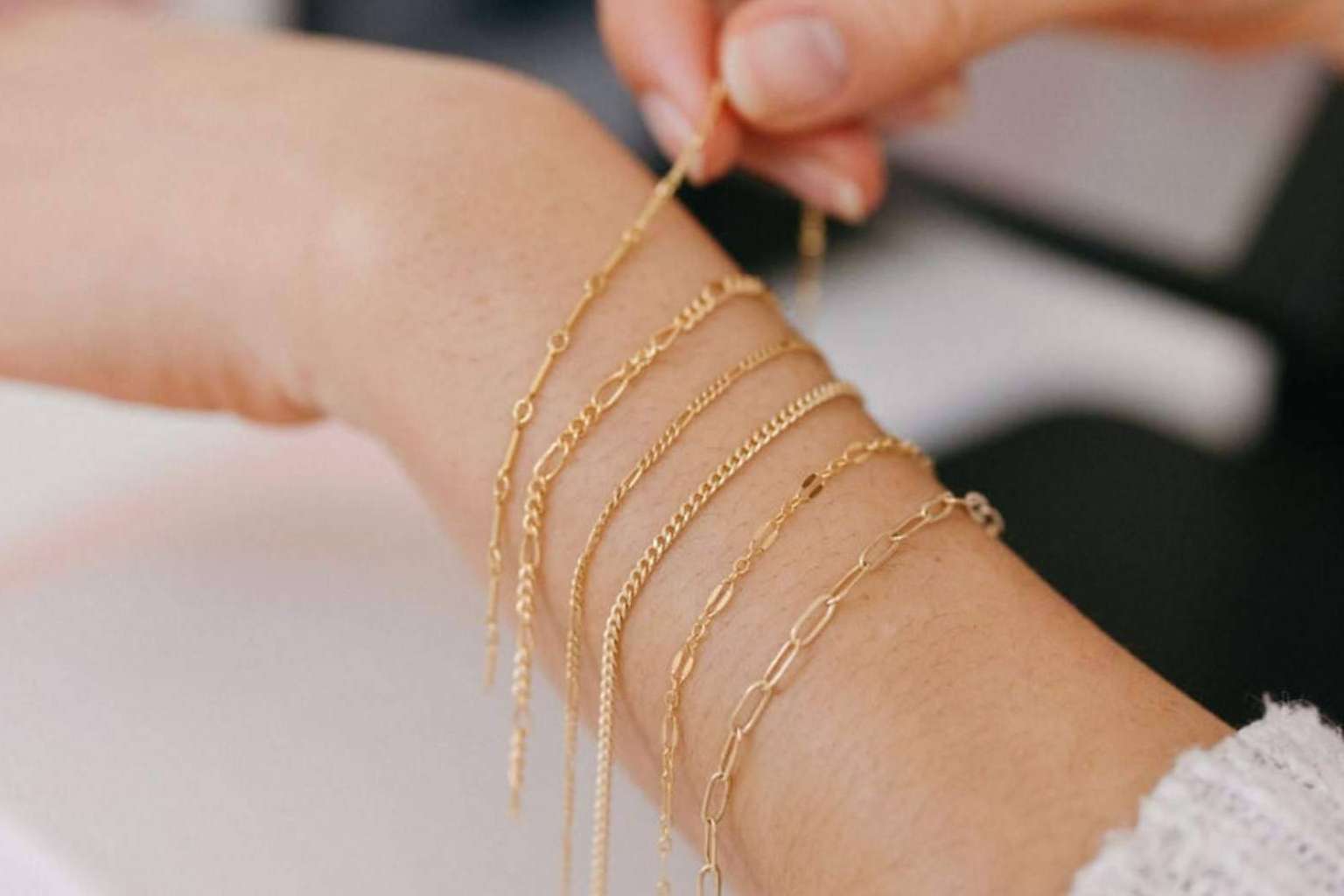 Lia B abre su nuevo estudio en Vigo con joyería artesanal y pulseras permanentes