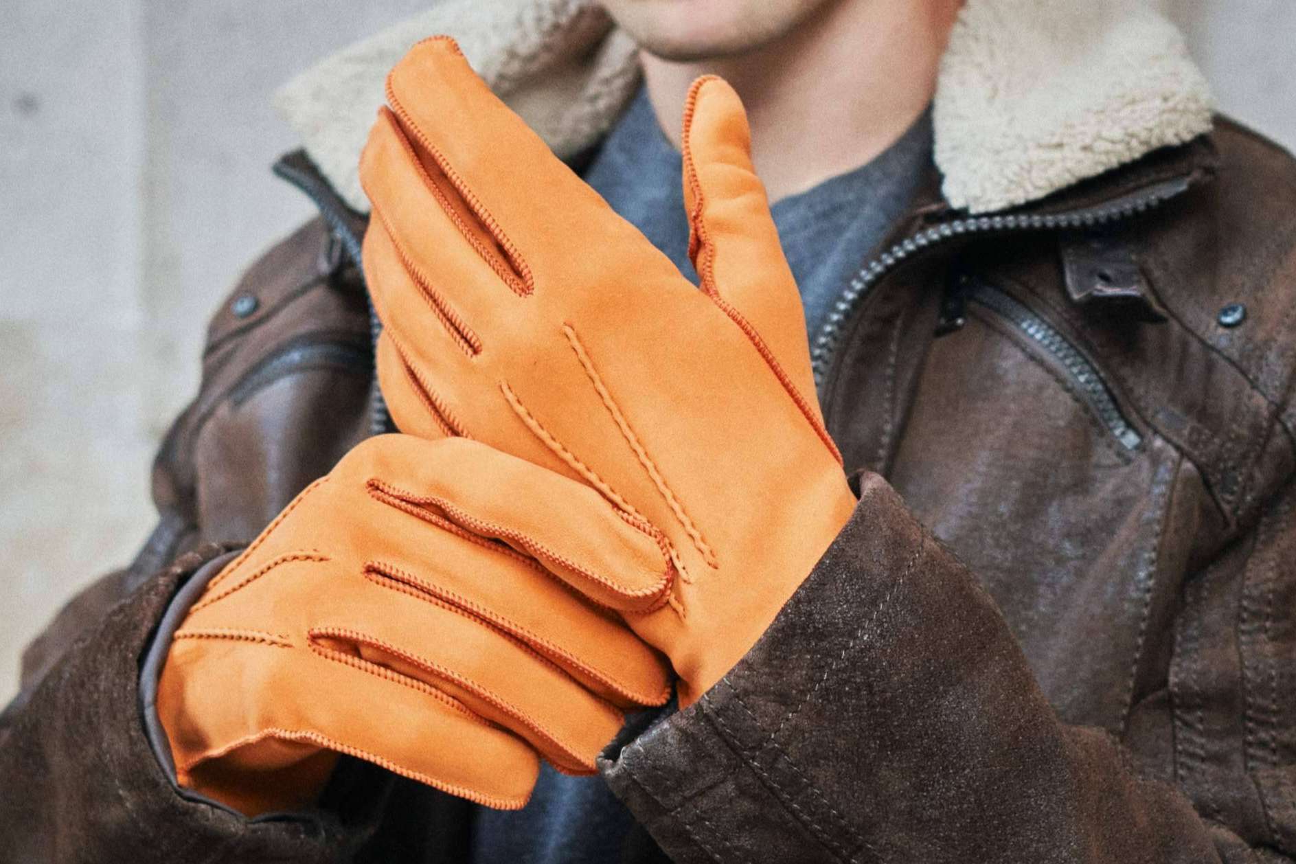 Ideas de regalos de Navidad, guantes para mujer y hombre con el sello artesanal de Santacana