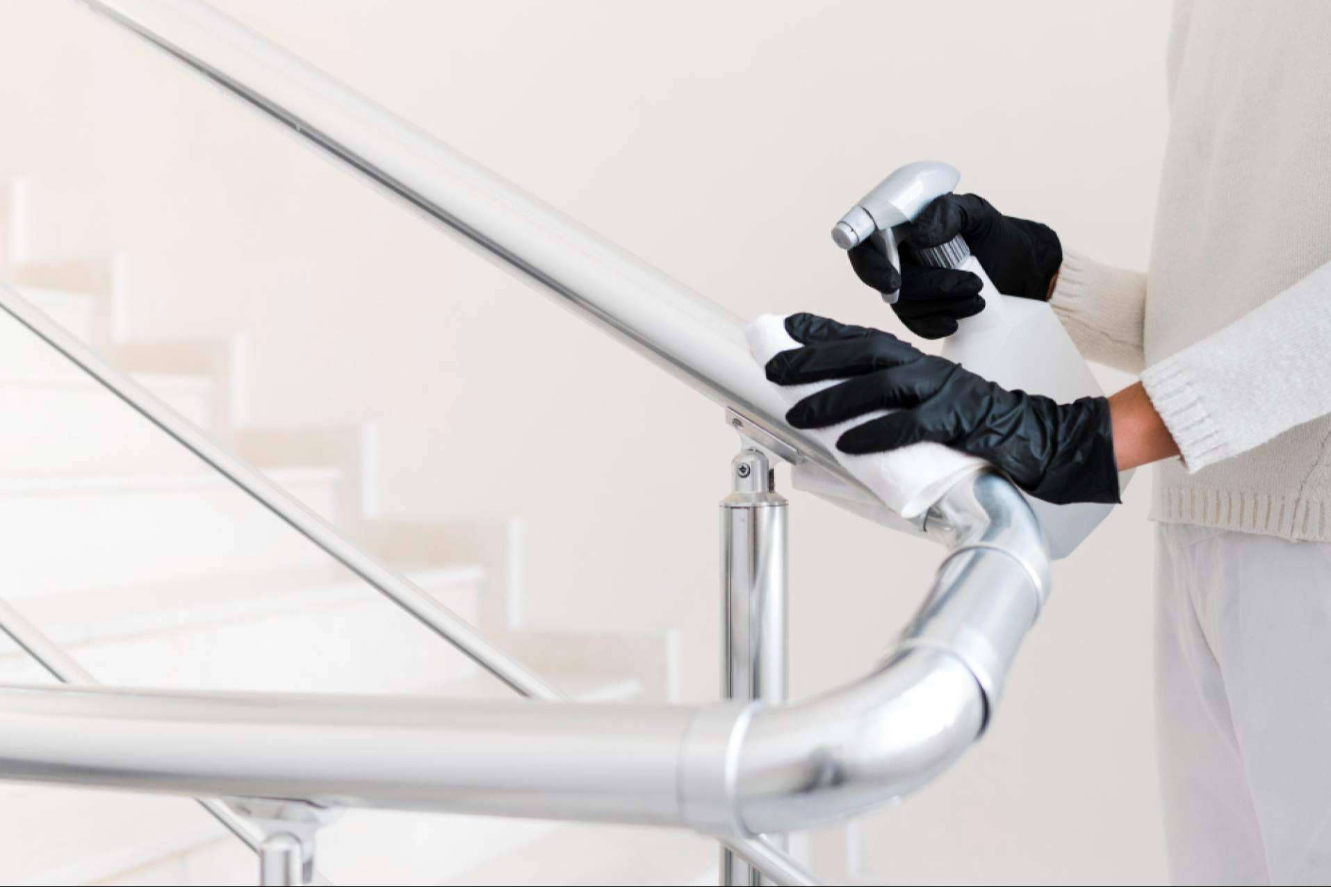 ¿Qué establece la Ley de Propiedad Horizontal sobre la limpieza de escaleras y áreas comunes?