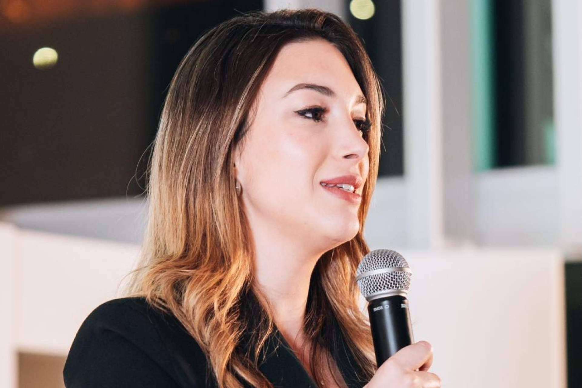 Claudia Raymat, una periodista con impacto en la gestión de crisis y la escena foodie