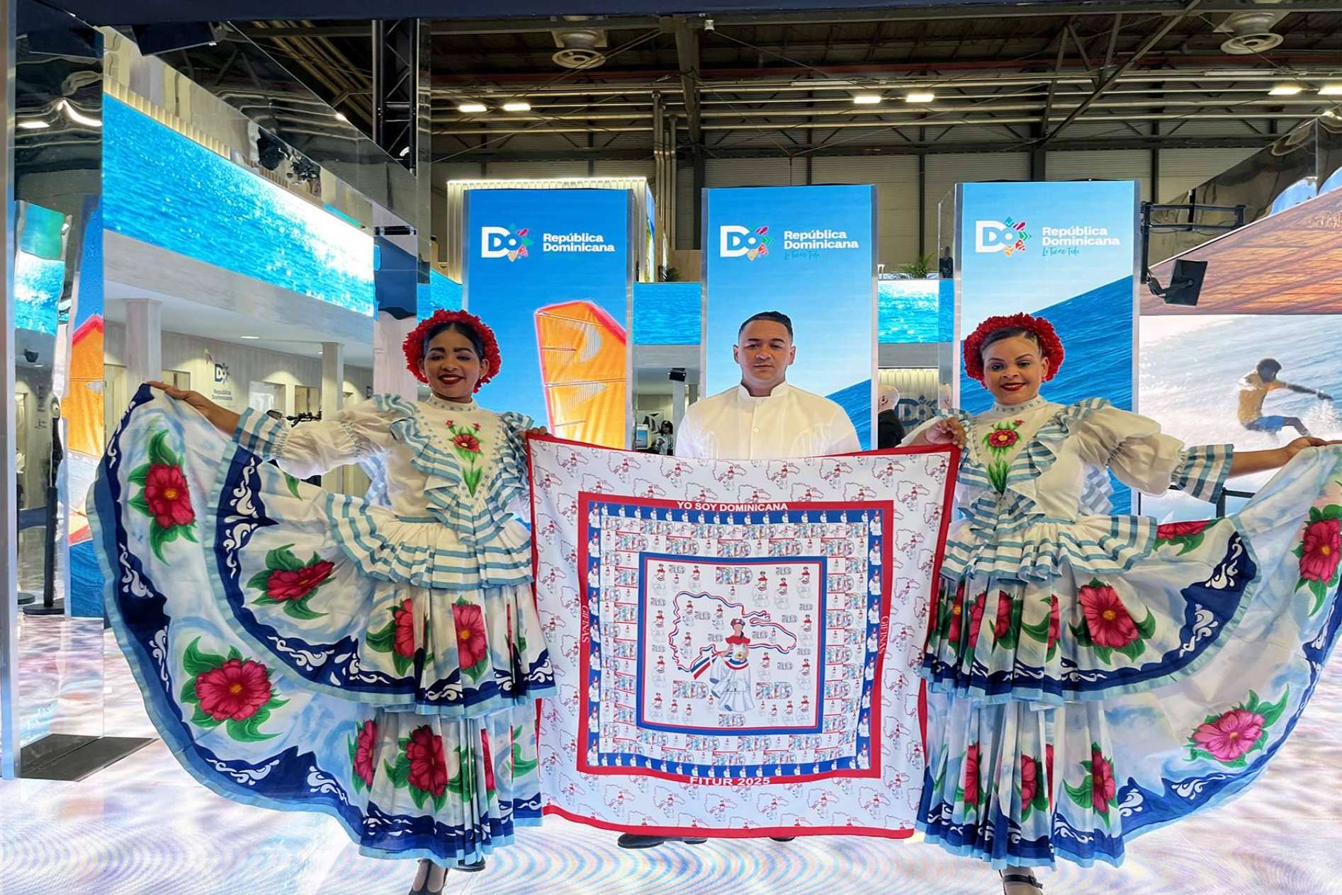 Gifinas captura la esencia de República Dominicana en su pañuelo Fitur 2025