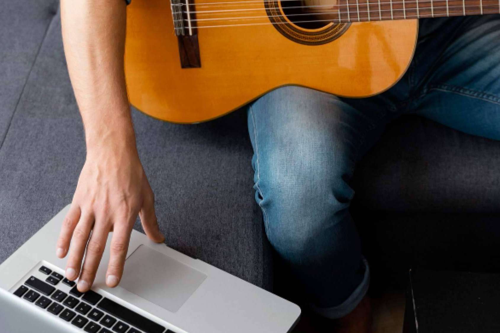 Aprendeguitarra.es firma un convenio de colaboración con la Universidad de Huelva