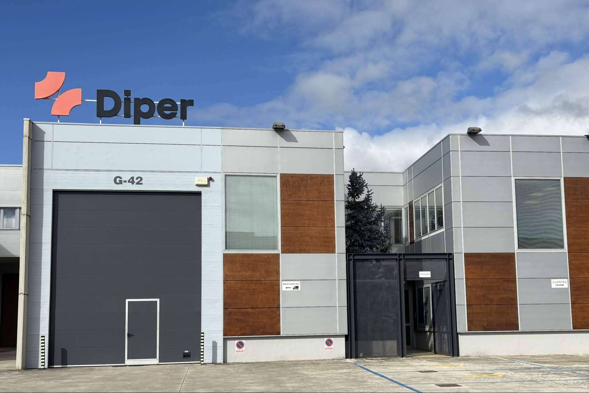 Diper Maquinaria apuesta por la sostenibilidad con la instalación de placas solares en su planta de Orkoien
