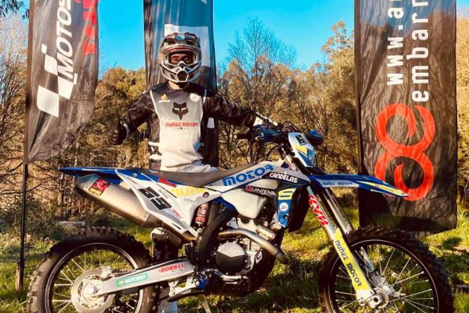 ADHESIVOSEMBARRADOS lanza pegatinas para moto de alta resistencia con diseños personalizables