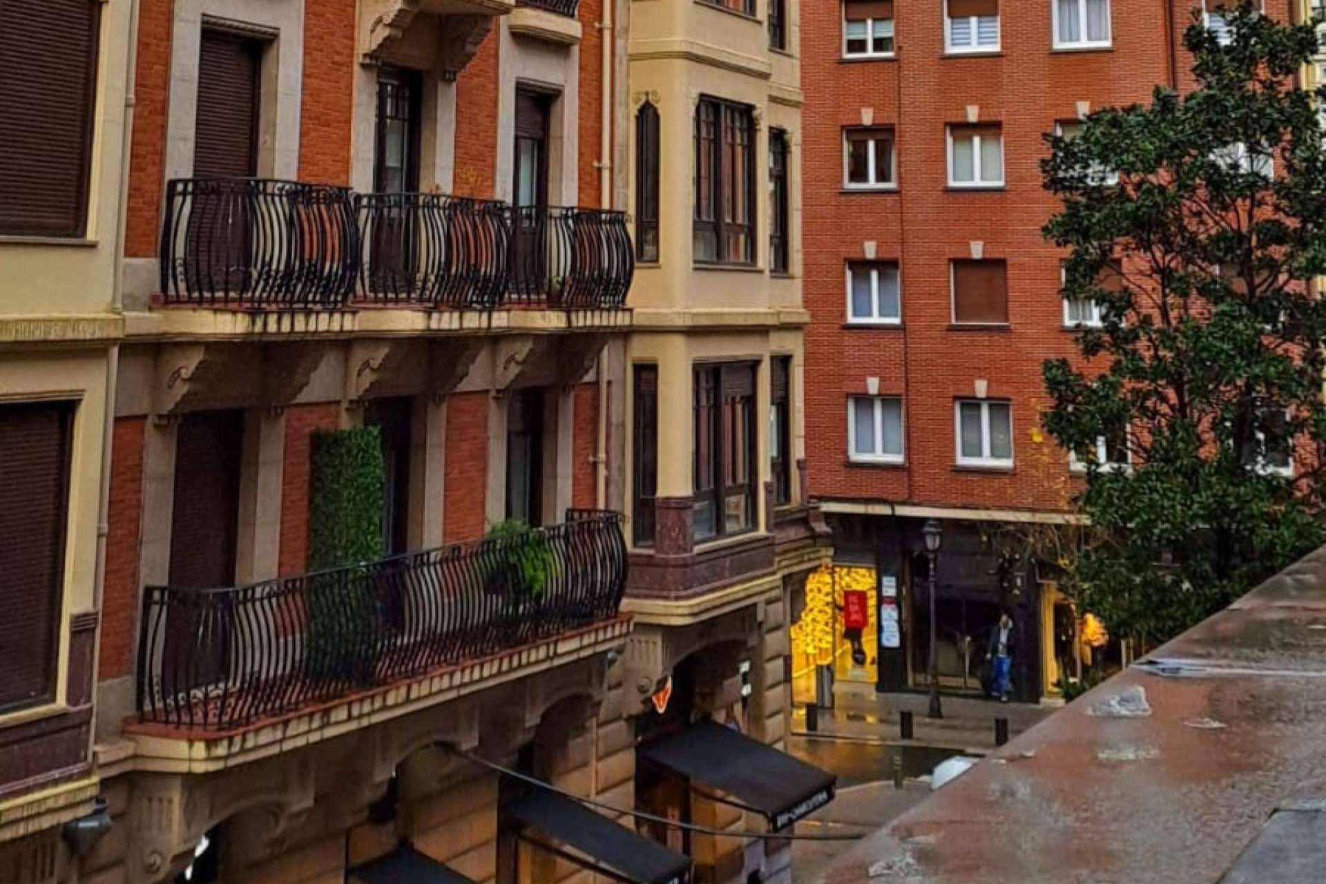 Inauguración de un nuevo despacho en el centro de Bilbao para fortalecer su presencia en la ciudad