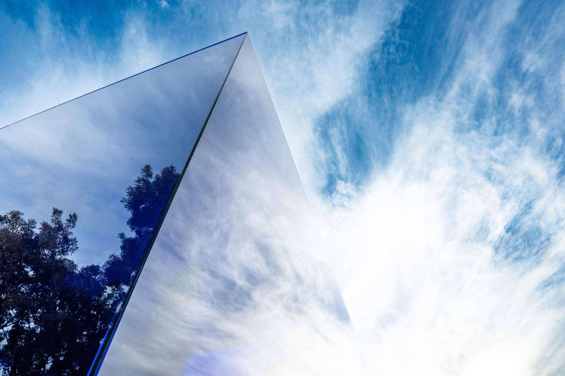 La instalación Cubo Azul de Rachel Valdés redefine la percepción del color