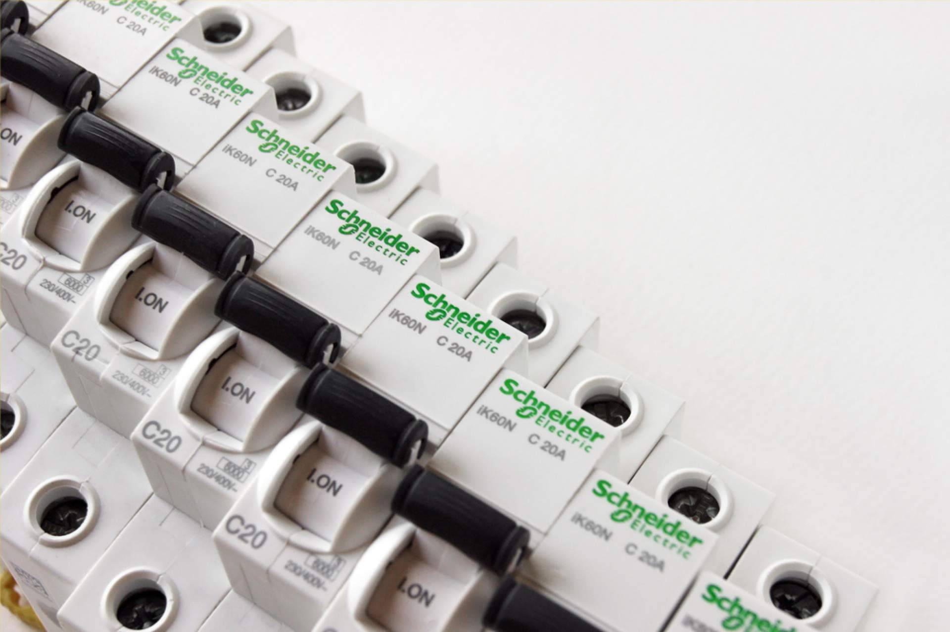 Cadenza Electric impulsa el acceso a material eléctrico Schneider Electric con precios atractivos
