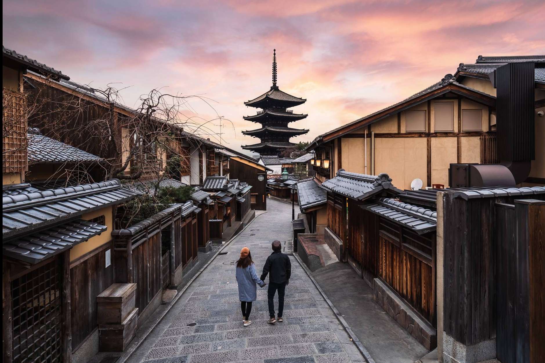 Viajes DQ presenta exclusivos viajes de novios 2025 a destinos de ensueño como Japón, Maldivas y Argentina