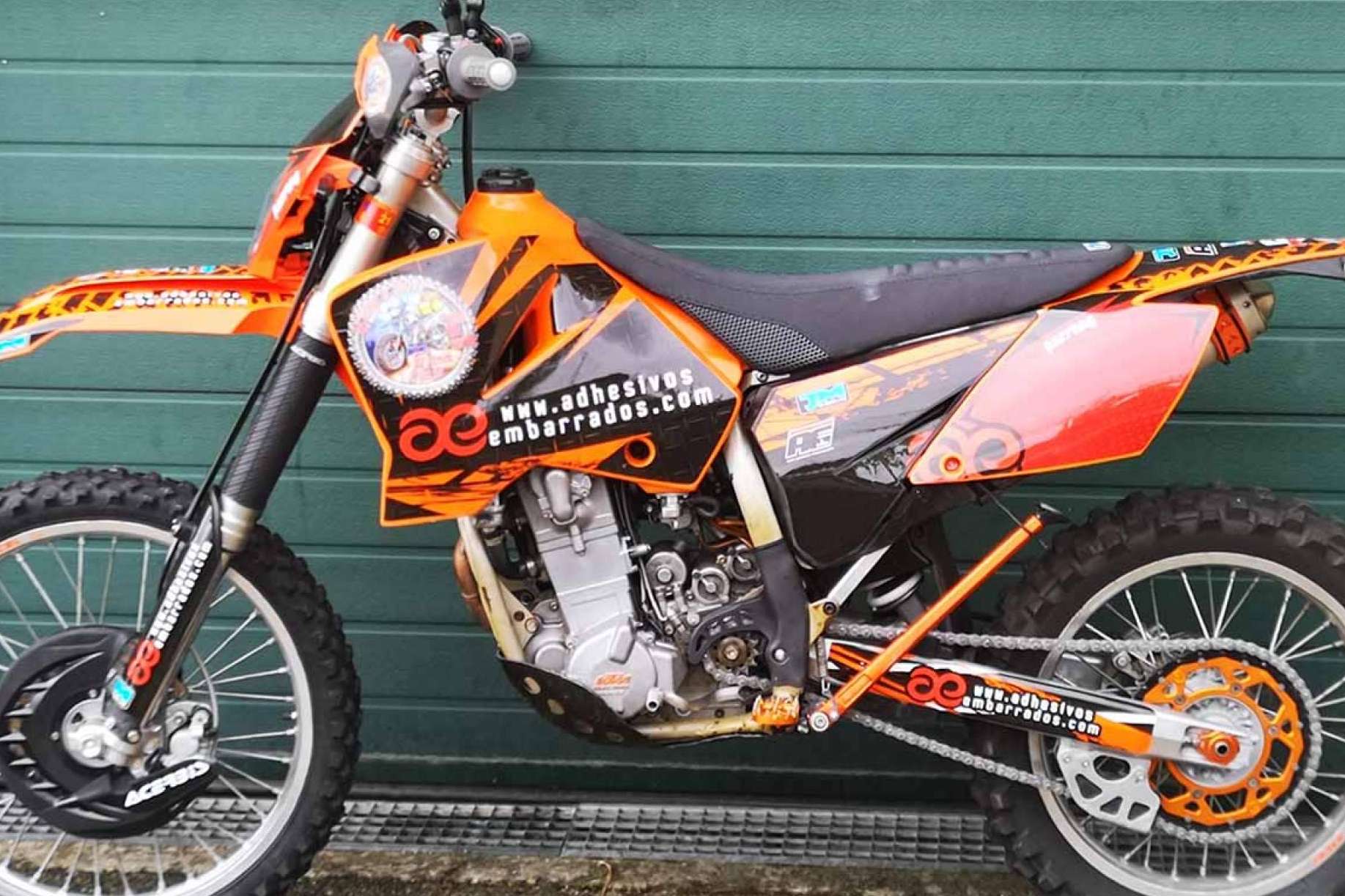 ADHESIVOSEMBARRADOS destaca en el diseño de adhesivos personalizados para motos de campo