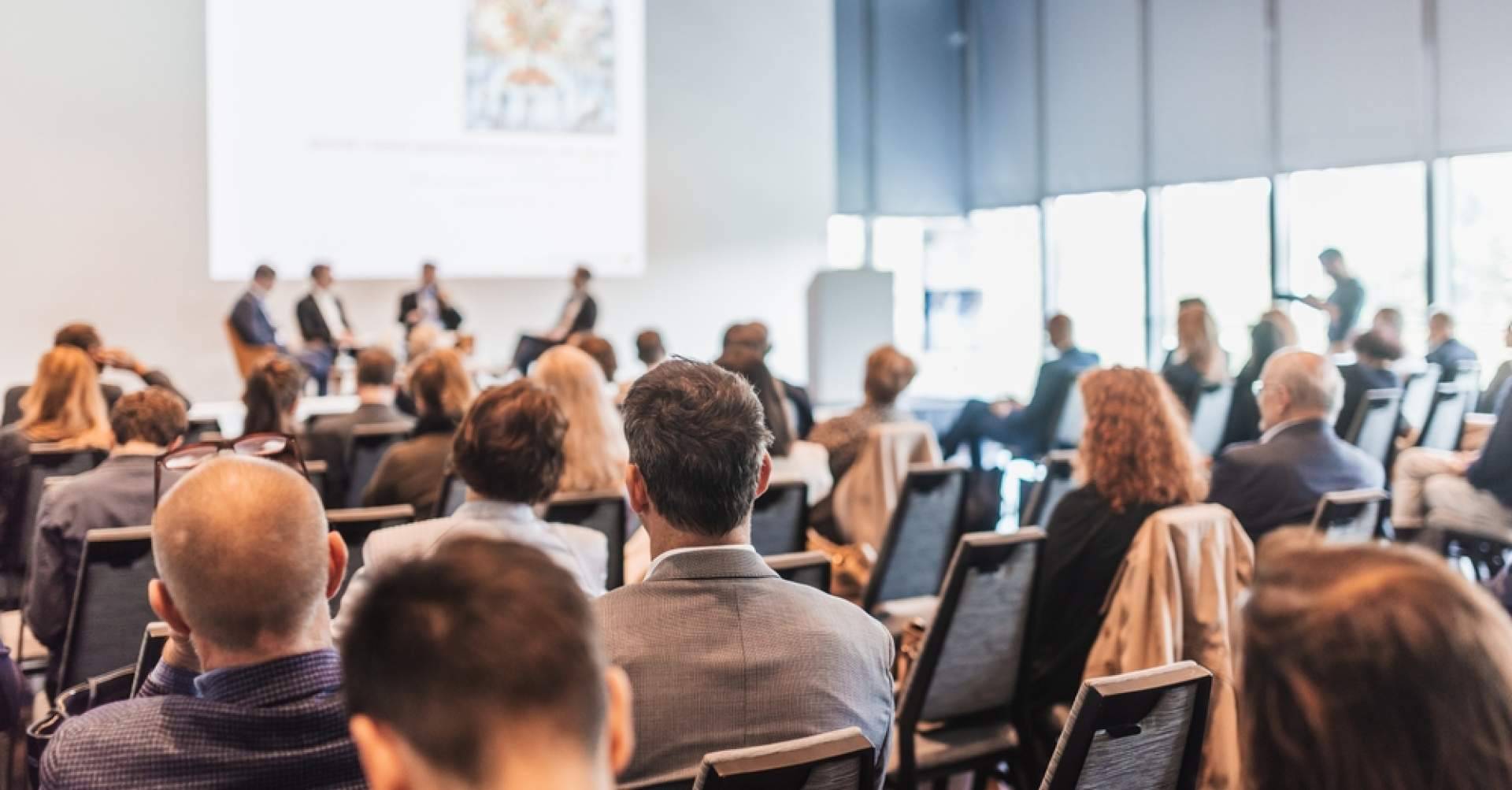 AB Grupo ofrece cobertura integral como agencia de azafatas para eventos en entornos corporativos