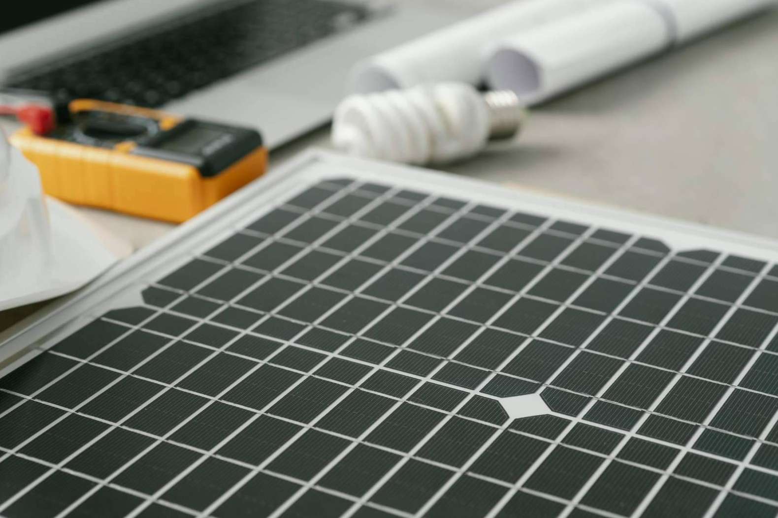 Paneles solares y baterías, la apuesta de Alromar para lograr la independencia energética