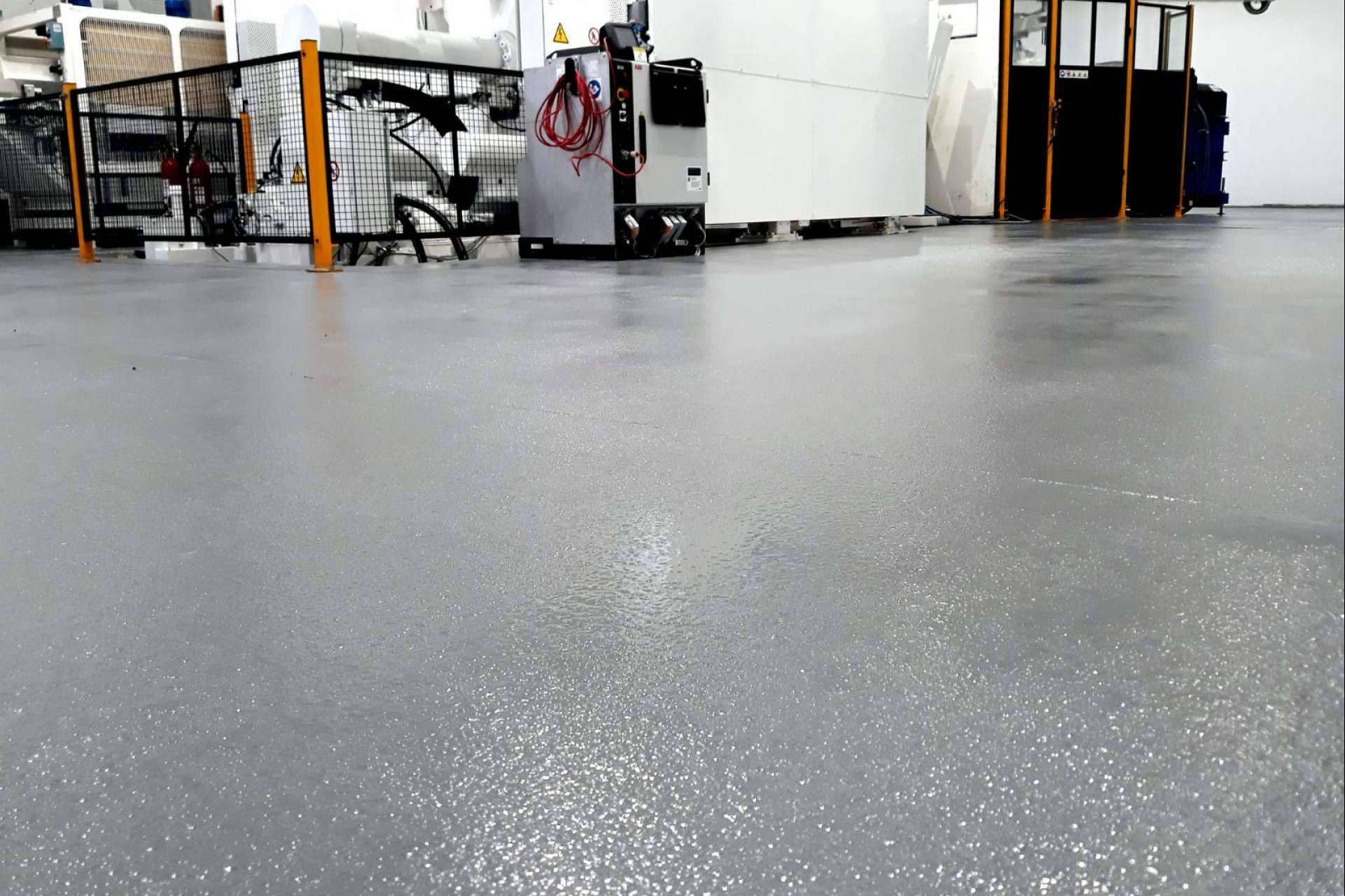 Espacios industriales más seguros y resistentes con los pavimentos de Serviarnau