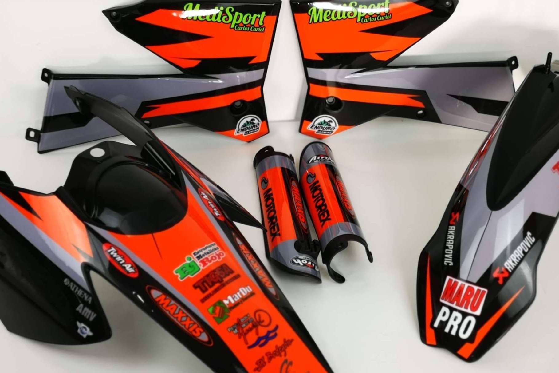 ADHESIVOSEMBARRADOS destaca en el diseño de adhesivos personalizados para motos off-road con enfoque profesional
