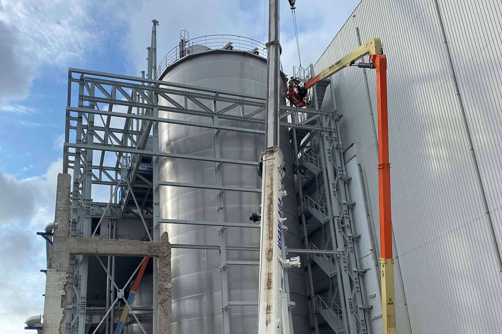Instalaciones RPM refuerza la seguridad en obras públicas con estructuras metálicas exteriores duraderas