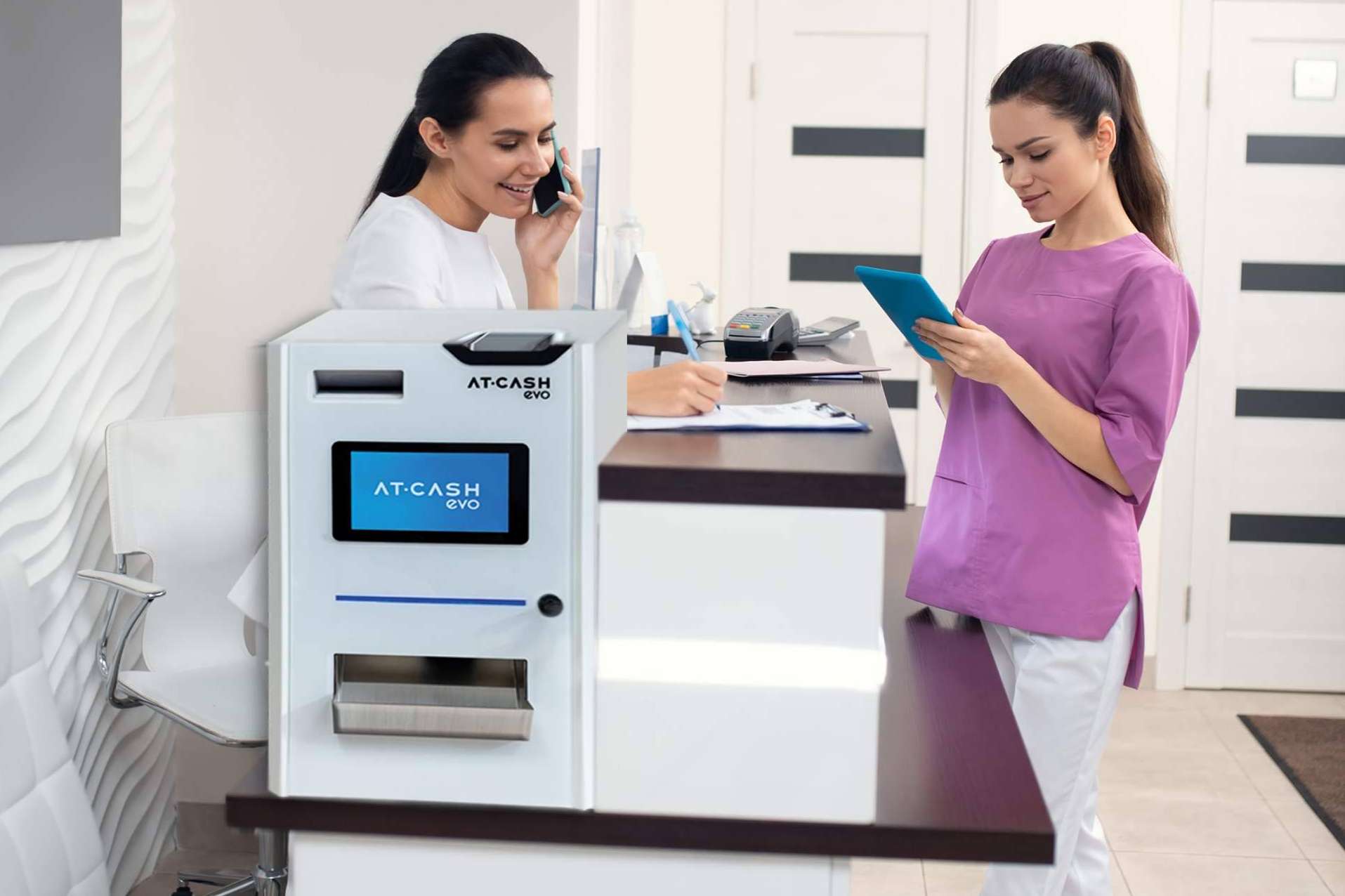 AT·CASH EVO evoluciona con su nueva estética en blanco para entornos profesionales