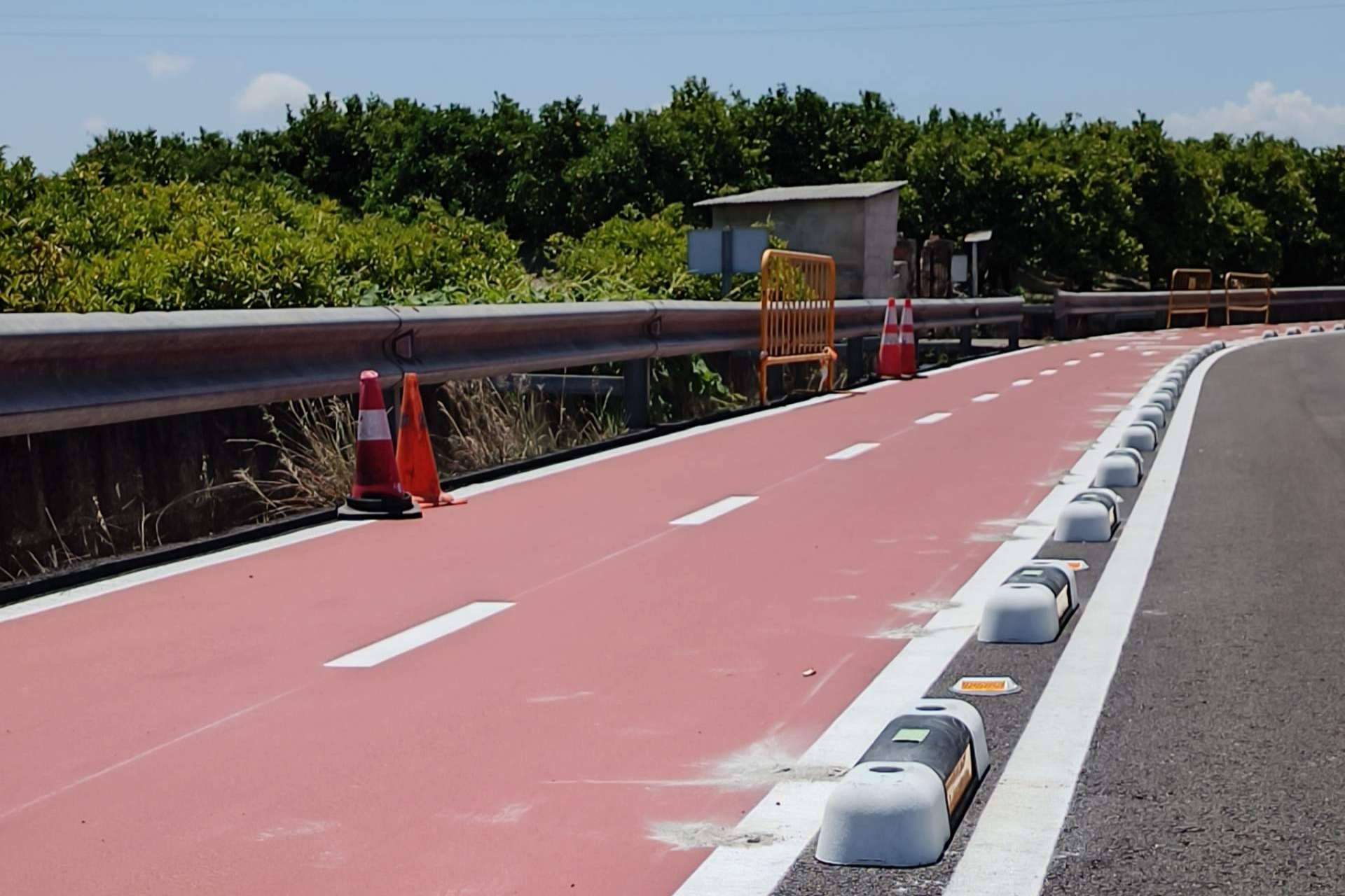 Abadecom amplía la red ciclista con 2 km más de separadores fotoluminiscentes fabricados con plástico reciclado