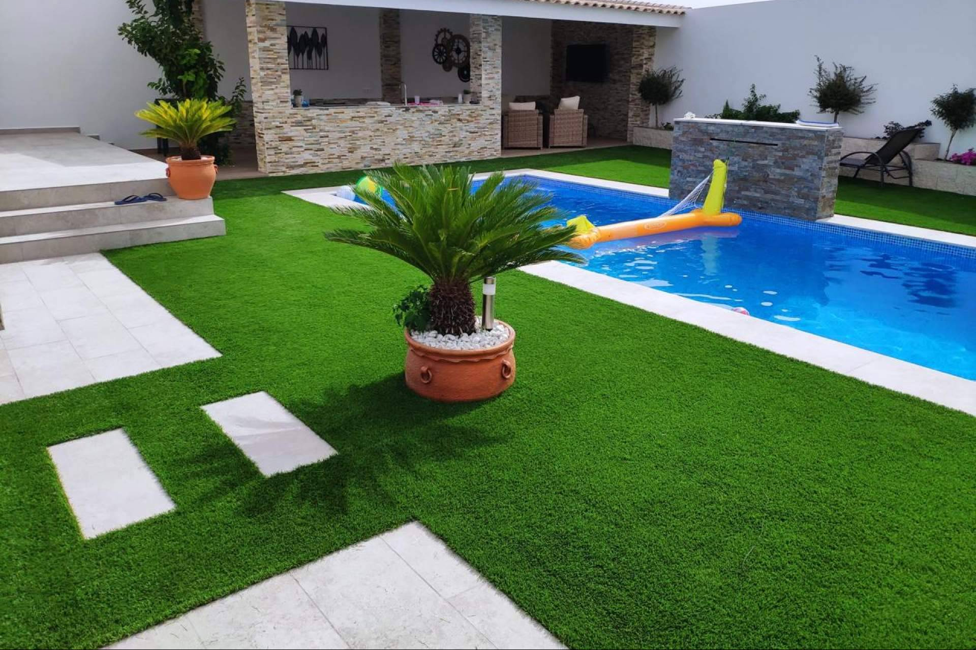 Albergrass refuerza su compromiso con la instalación de césped artificial de calidad