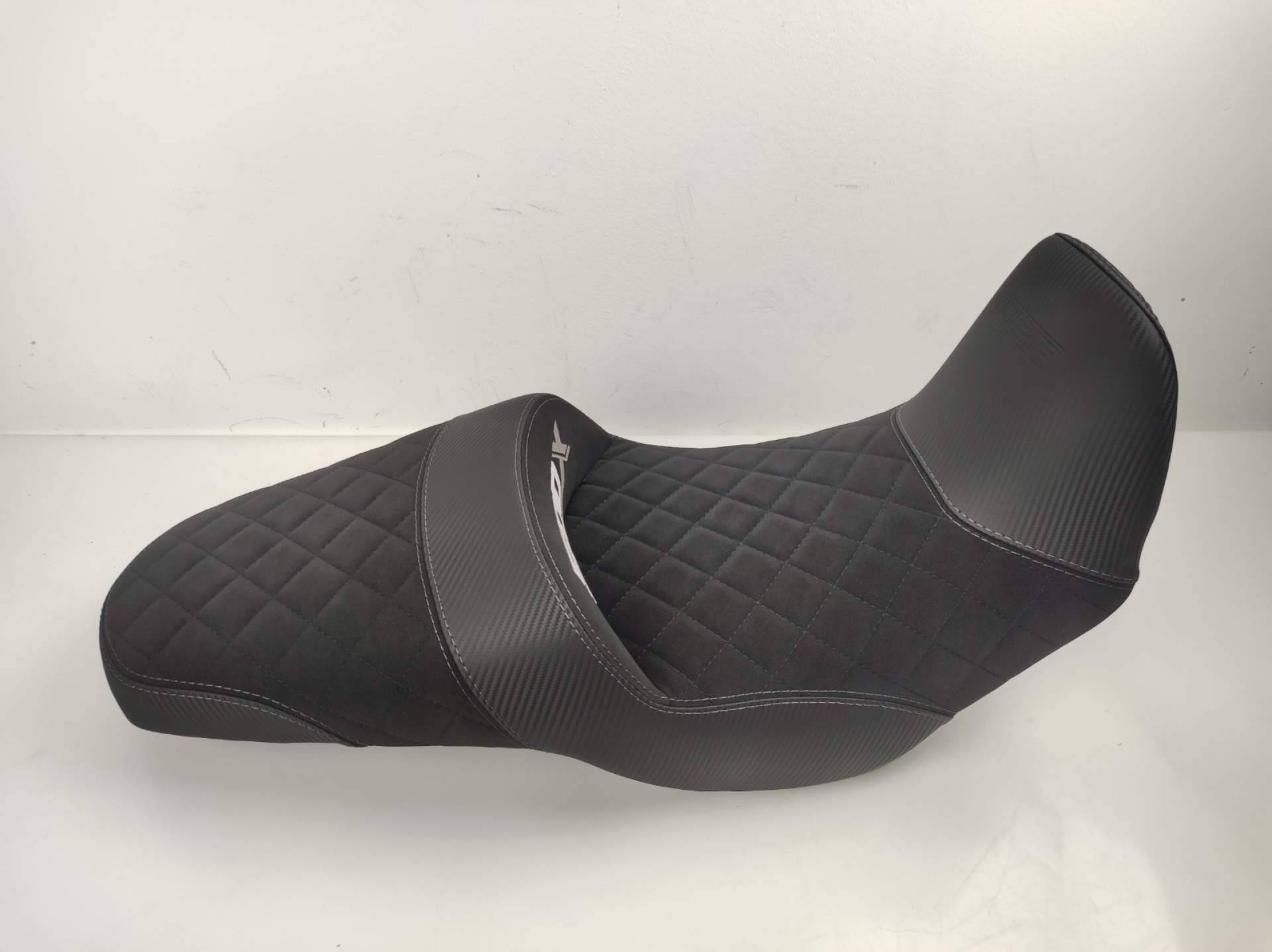 JM Fundas fabrica asientos de moto hechos a mano con grip máximo, espumados y tapizado a medida