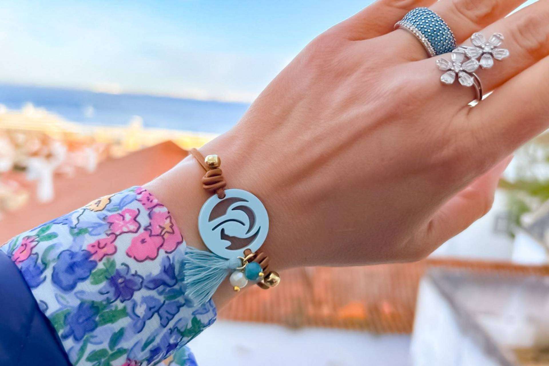 El verano se llena de color con las pulseras Liberty y el colgante virgen niña de Happy Pulseras