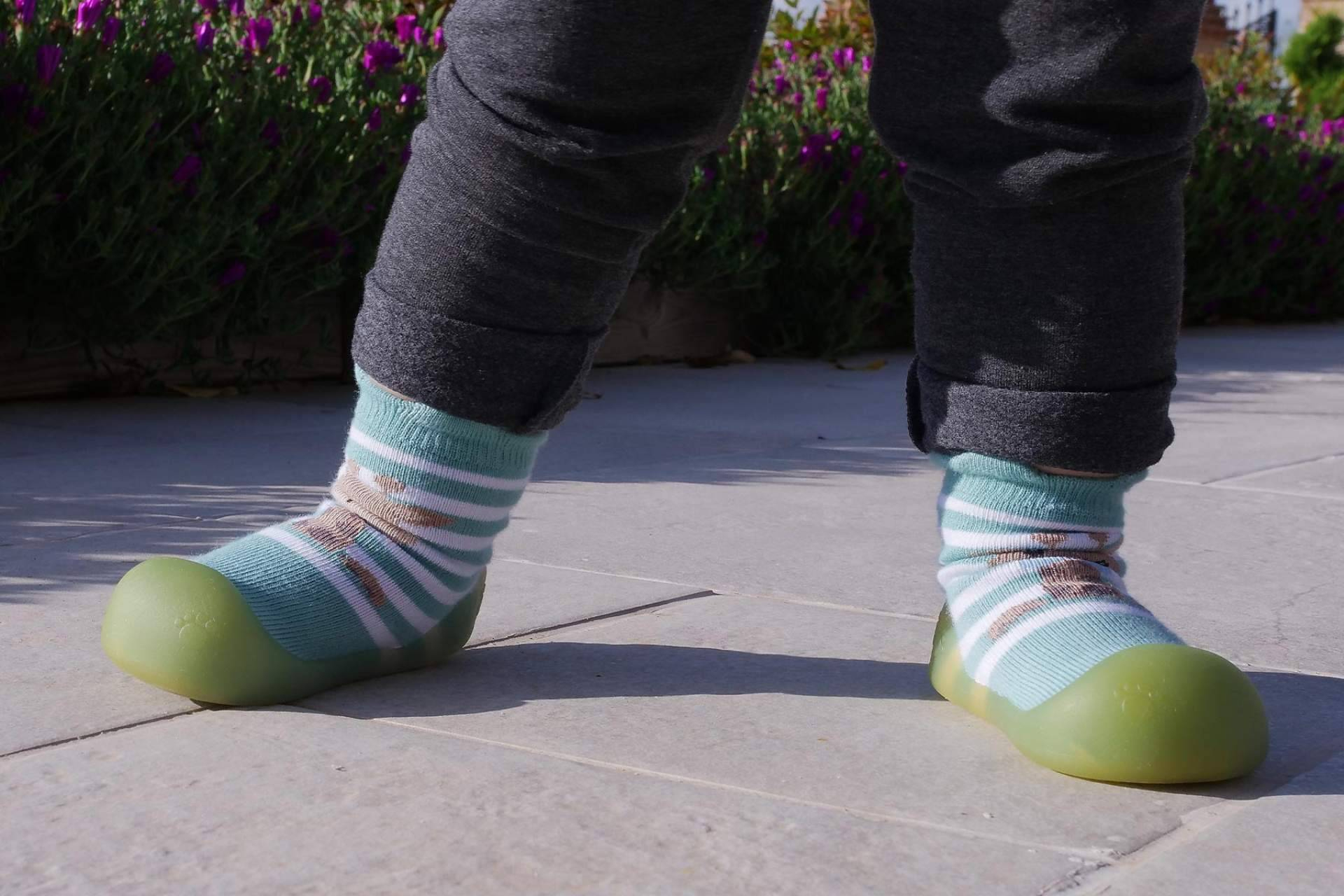 Zapatos barefoot para primeros pasos; guía definitiva para elegir calzado infantil