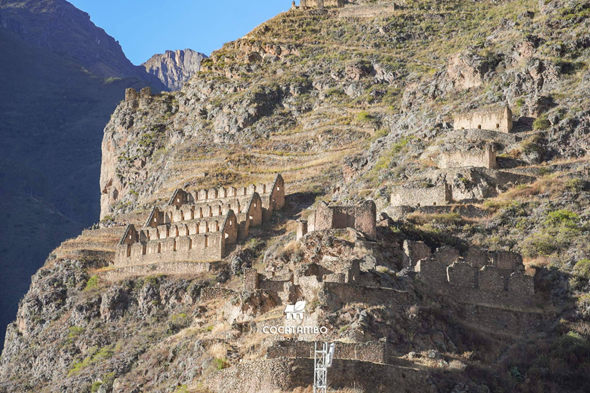 Cocatambo ofrece habitaciones con vistas directas a los atardeceres sobre Pinkuylluna en Ollantaytambo