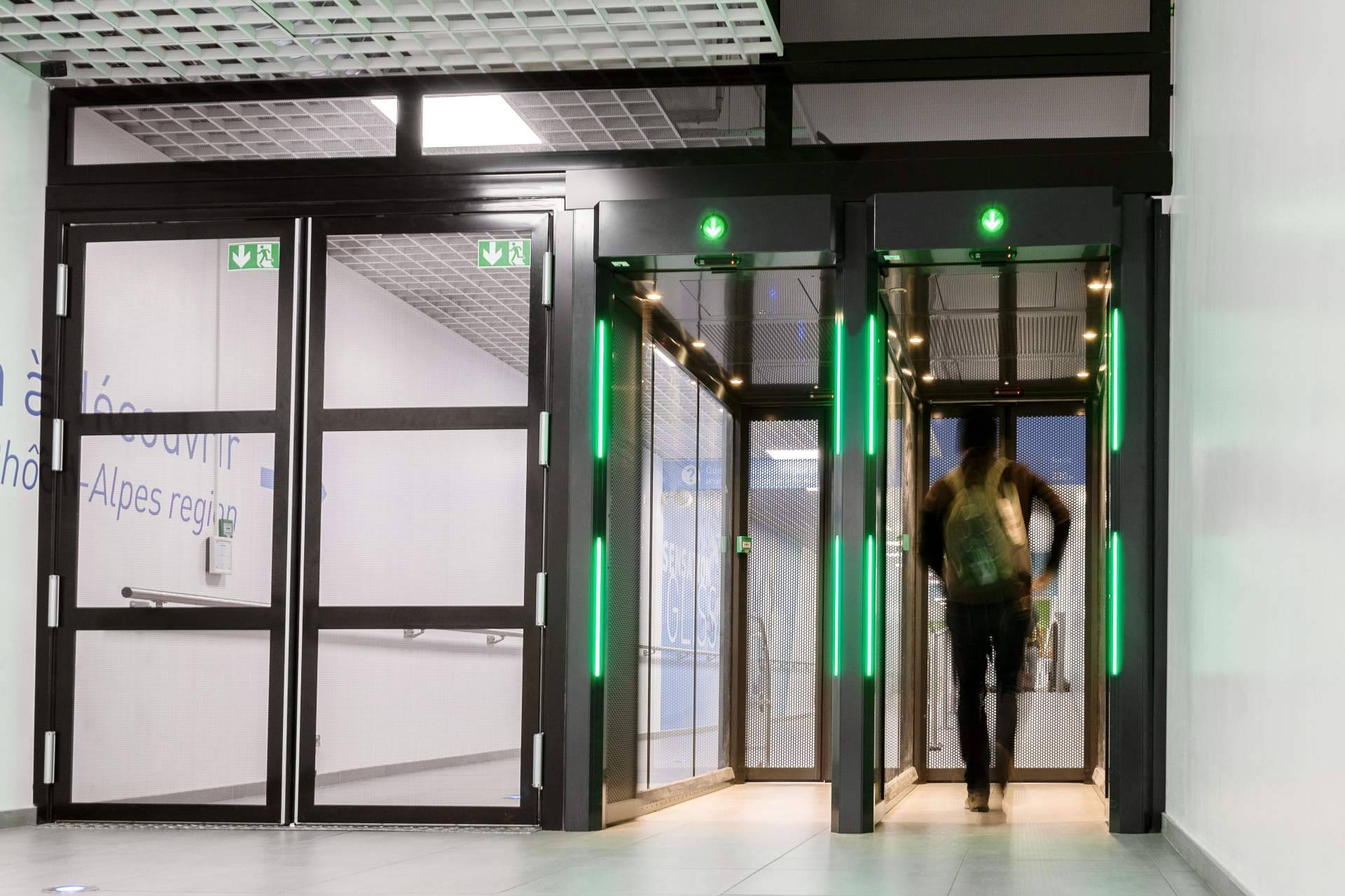 ASSA ABLOY refuerza la seguridad aeroportuaria con su gama avanzada de pasillos antirretorno