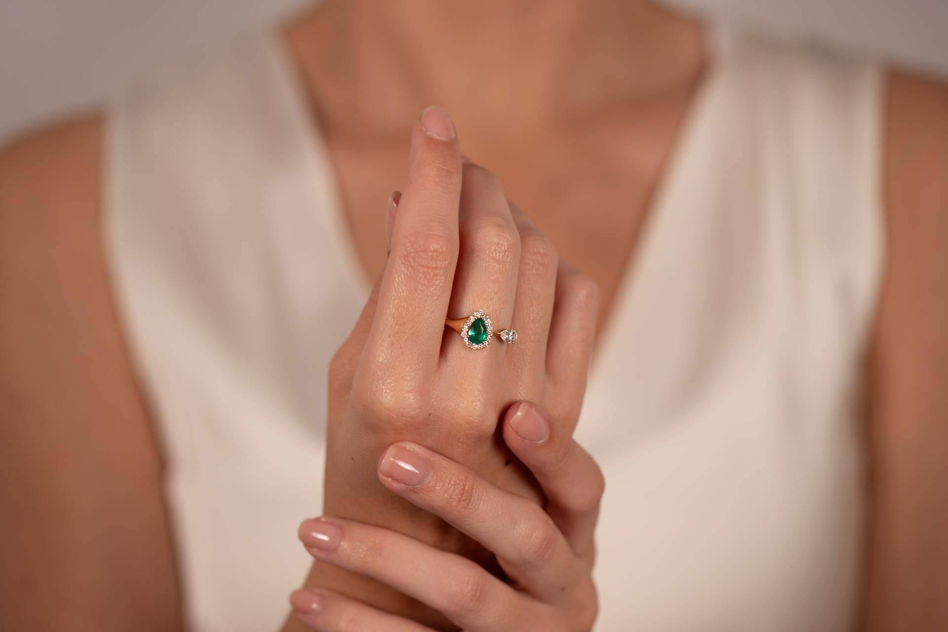 Verde intenso y azul profundo; anillo con esmeralda y anillos con zafiros