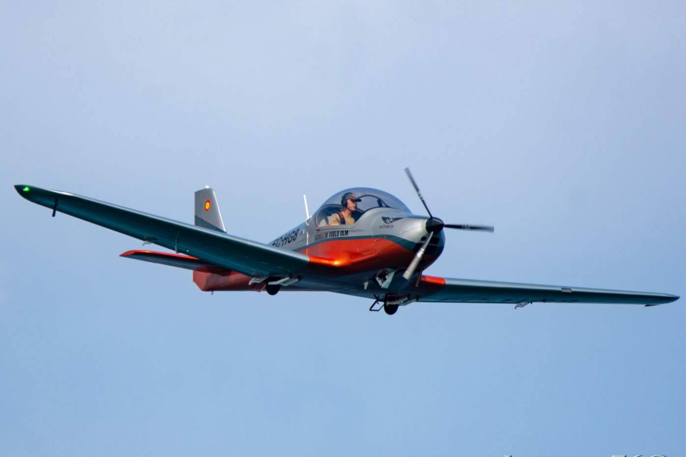 La experiencia de piloto por un día en Asturias atrae a nuevos amantes de la aviación