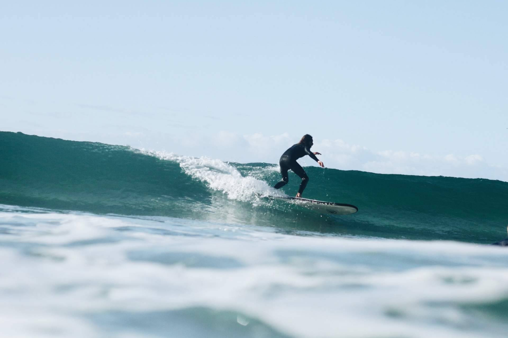 Las playas más recomendadas para aprender a surfear este otoño, según la guía de Fly
