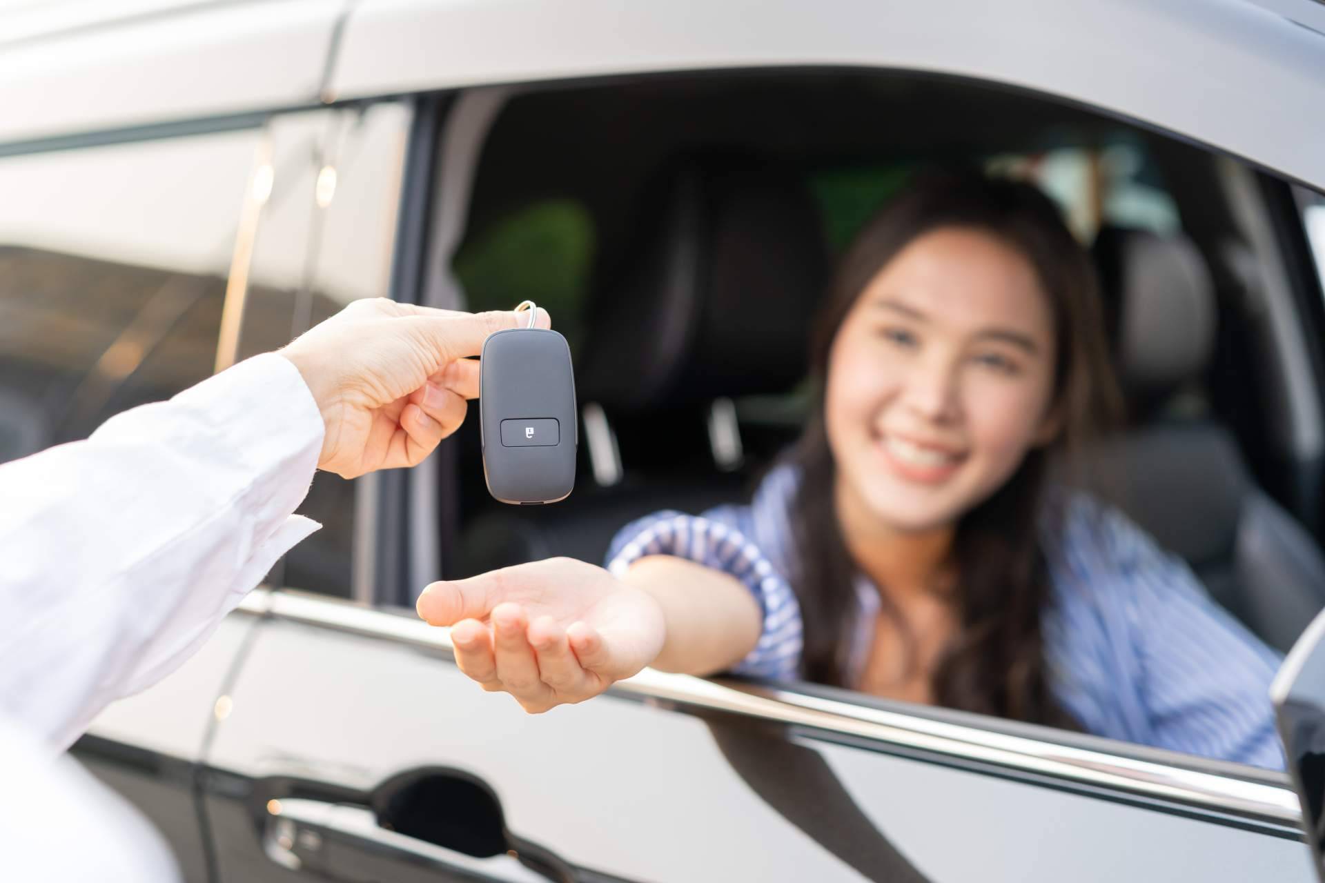 Jóvenes conductores encuentran en el renting una alternativa práctica frente a la compra de coche