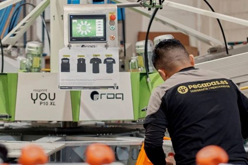 Pegadas ofrece servicios integrales de serigrafía, impresión digital y rotulación