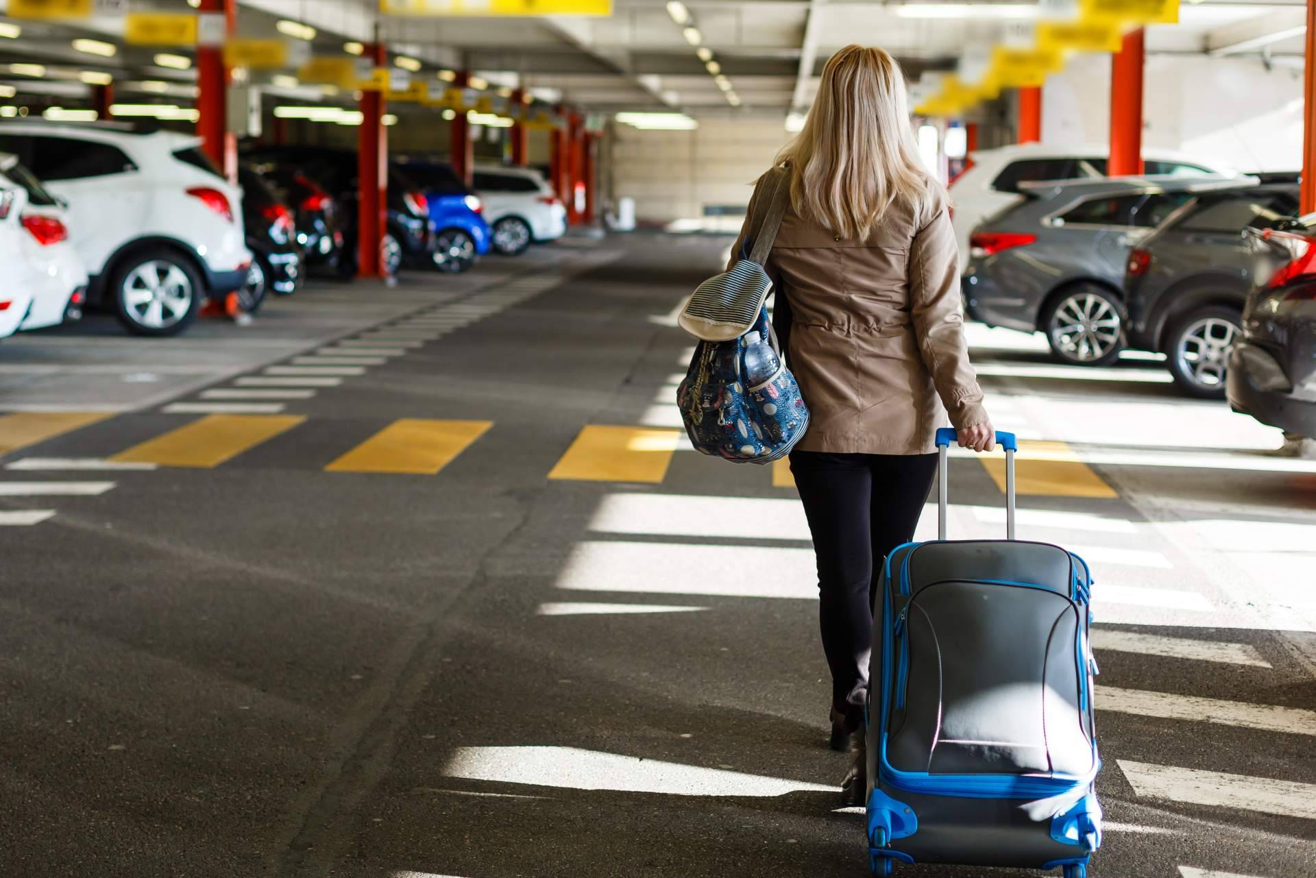 Viajeros eligen parking aeropuerto Alicante por seguridad y servicio directo a la terminal