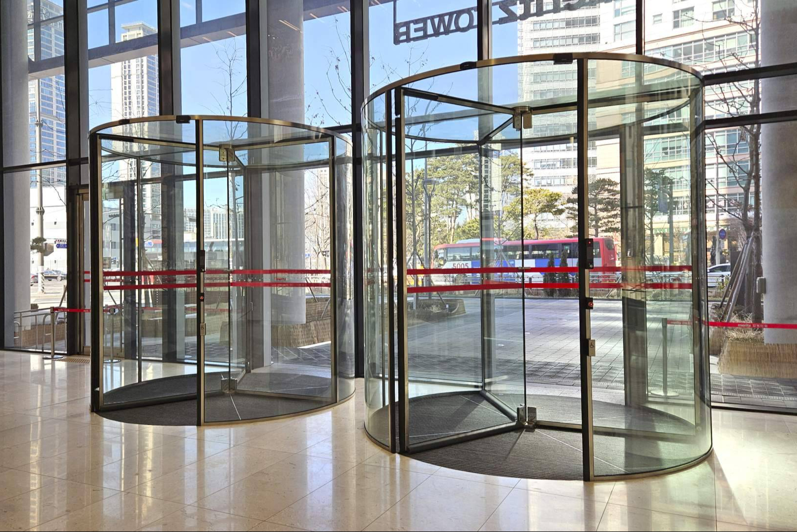 Aspectos clave para seleccionar la puerta automática peatonal correcta en edificios comerciales o públicos