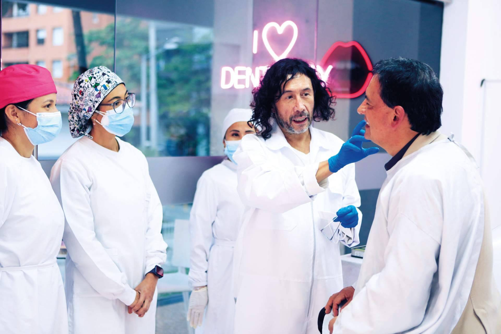 Marlon Becerra marca las tendencias 2025 en implantes dentales, ortodoncia y diseño de sonrisa