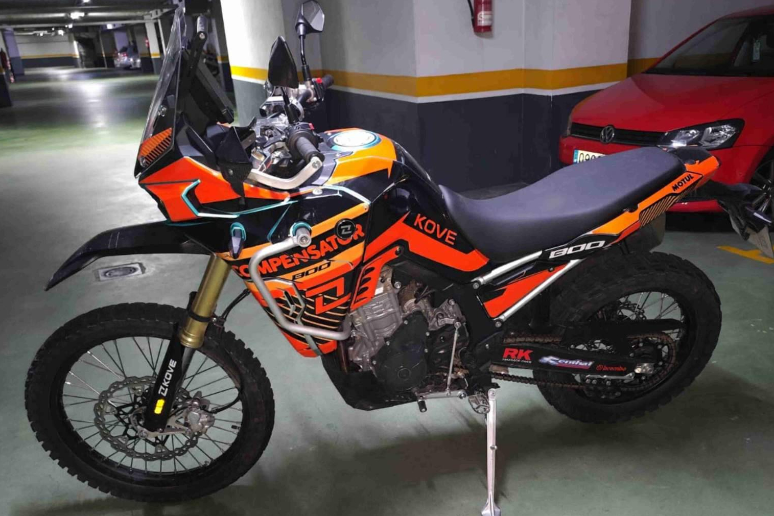 Identidad visual en el mundo off-road, cómo los adhesivos para motos definen el estilo