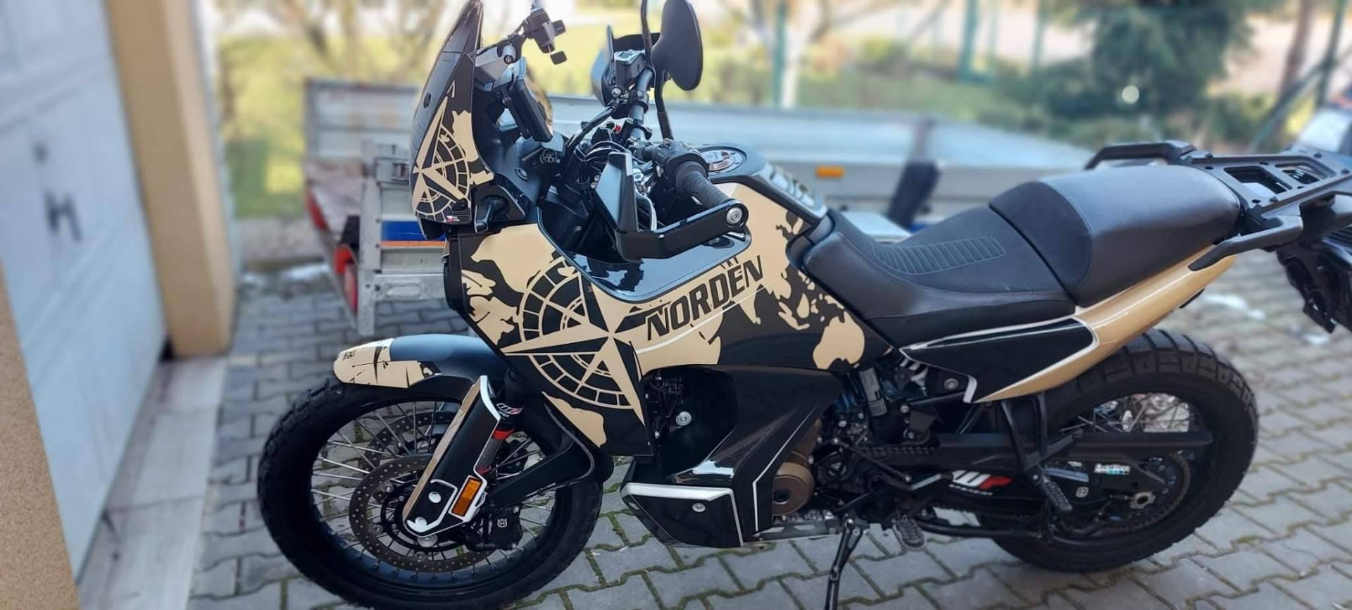 ADHESIVOS EMBARRADOS lanza diseños onroad personalizados con máxima resistencia y estética cuidada
