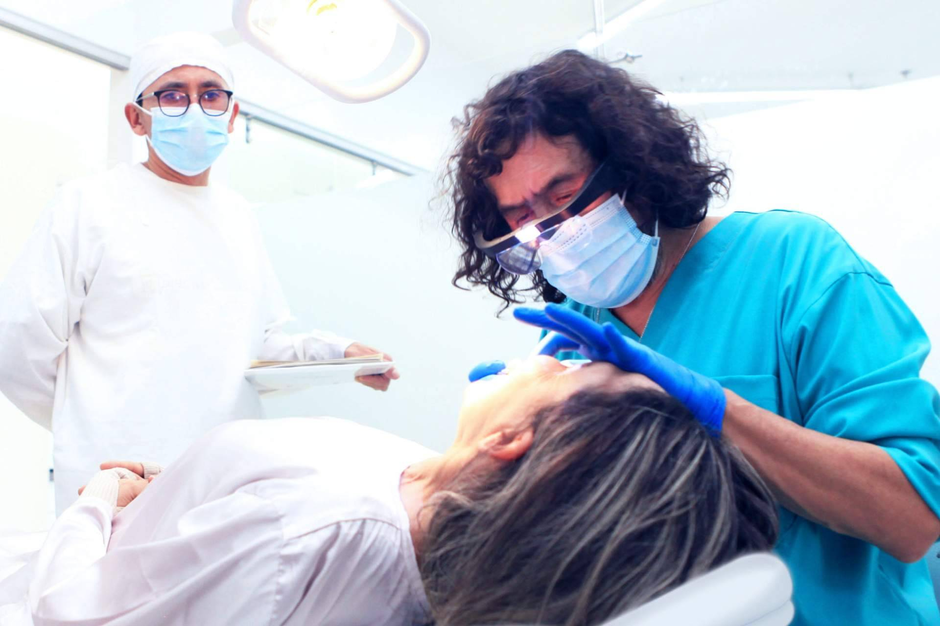 Implantes dentales, una solución clave en clínicas dentales para restaurar salud oral y confianza personal
