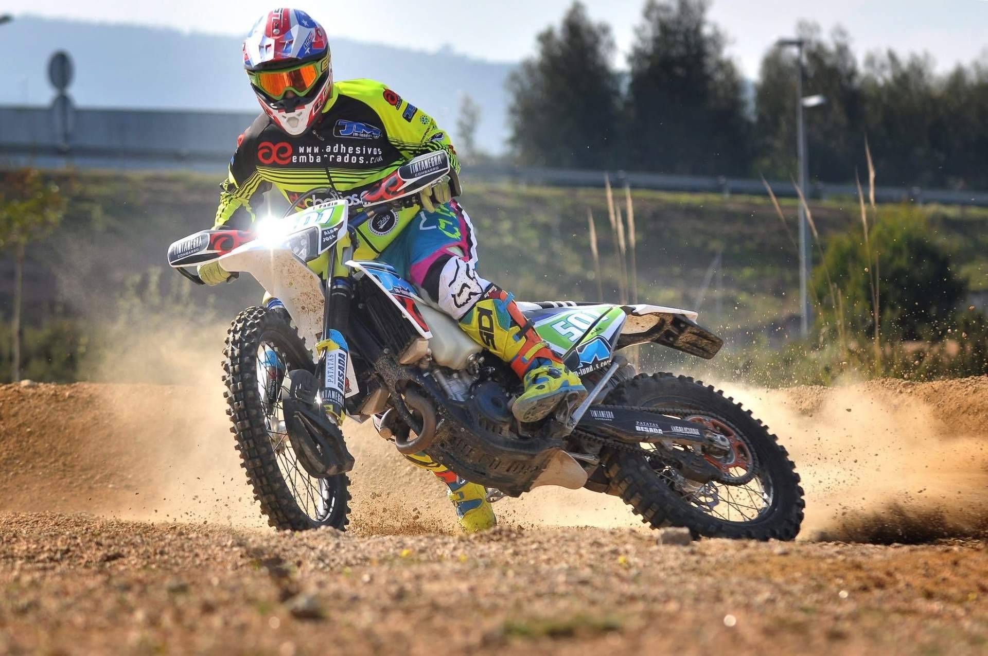 Diseño y durabilidad para motos, así son los nuevos adhesivos y plásticos de ADHESIVOSEMBARRADOS