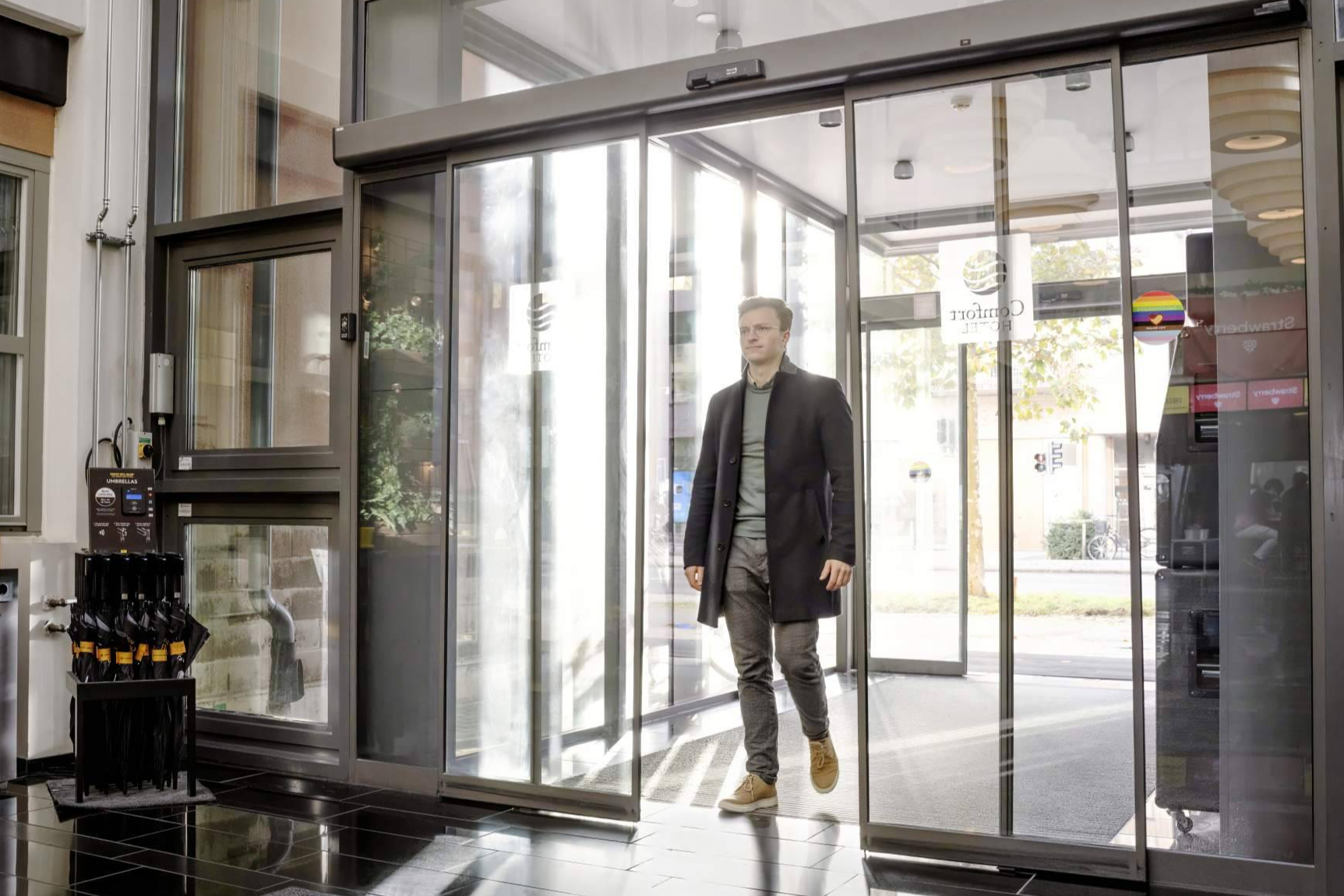 Puertas automáticas eficientes y seguras para el sector hospitality; la experiencia de ASSA ABLOY Entrance