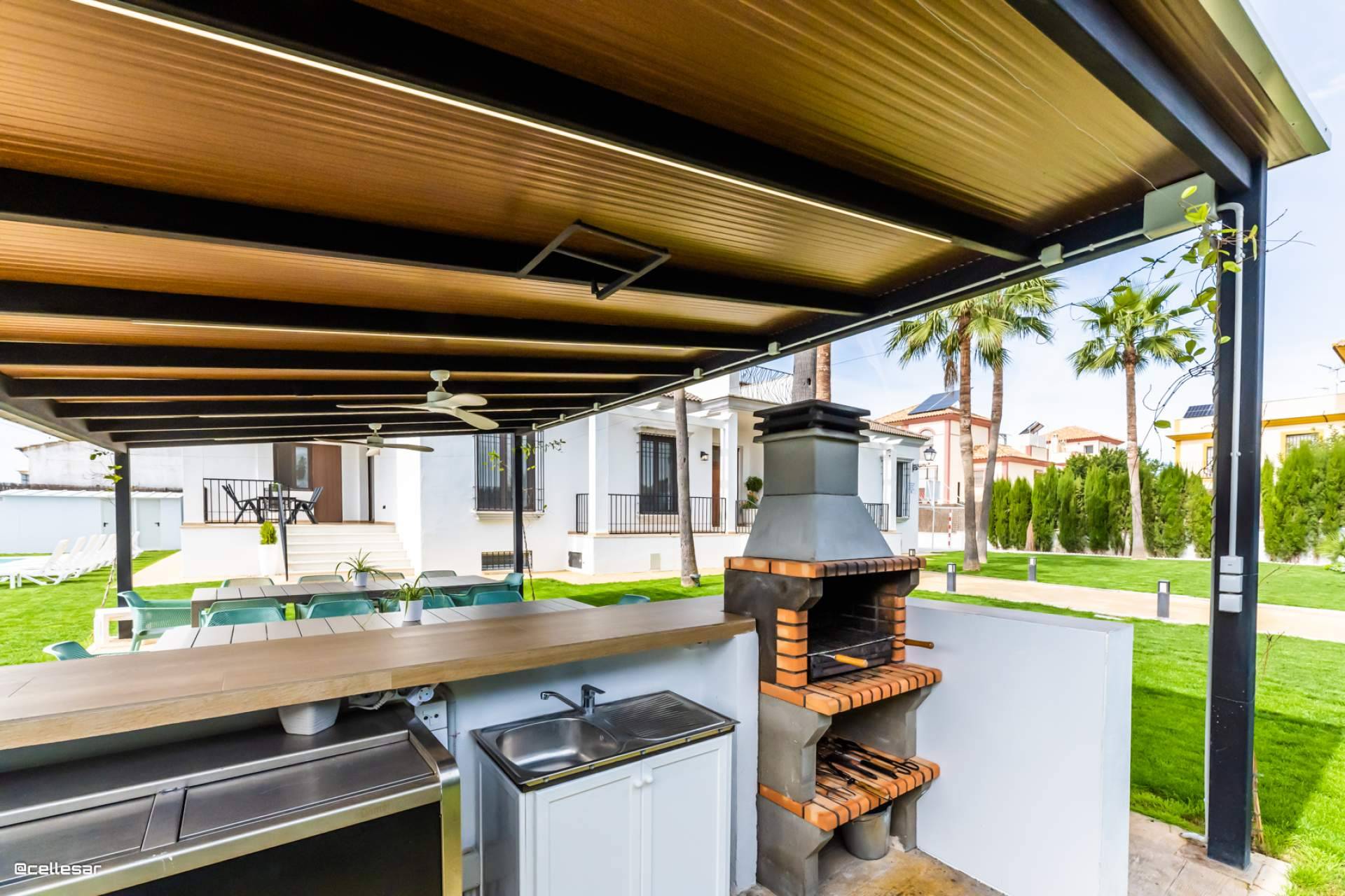 Villa en alquiler en Sevilla para grandes estancias; billar, karaoke y baño turco incluidos