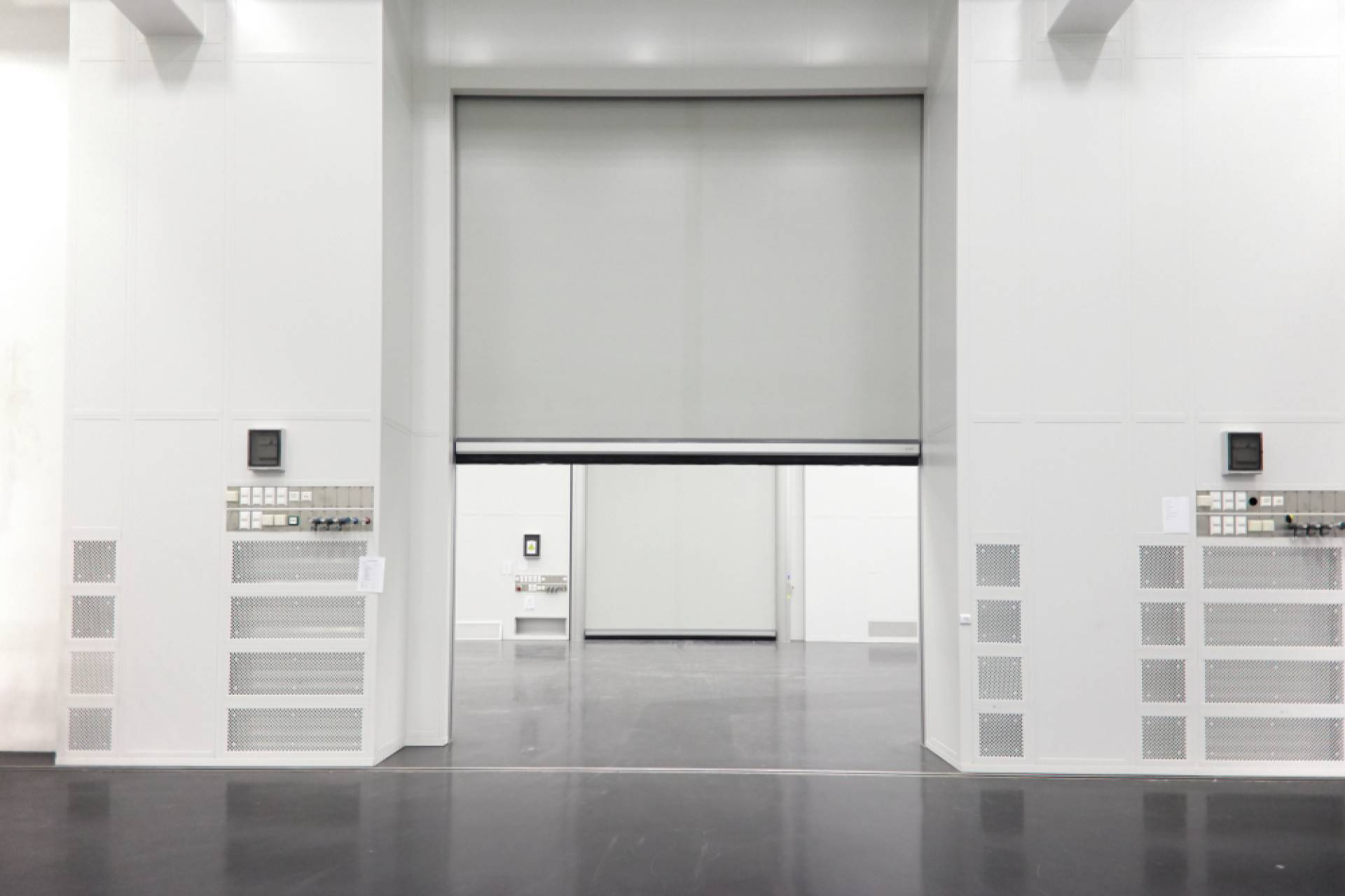 Las puertas rápidas de alto rendimiento de ASSA ABLOY optimizan accesos en múltiples sectores profesionales