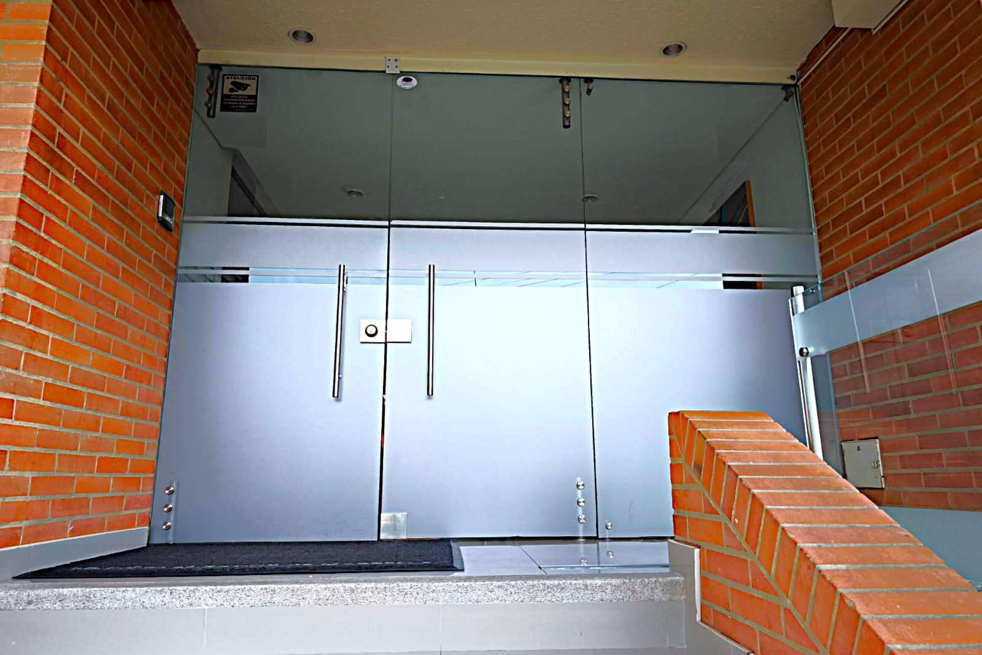 Así construyó TESLA ARQUITECTURA SAS una trayectoria sólida en puerta de vidrio y fachadas de vidrio