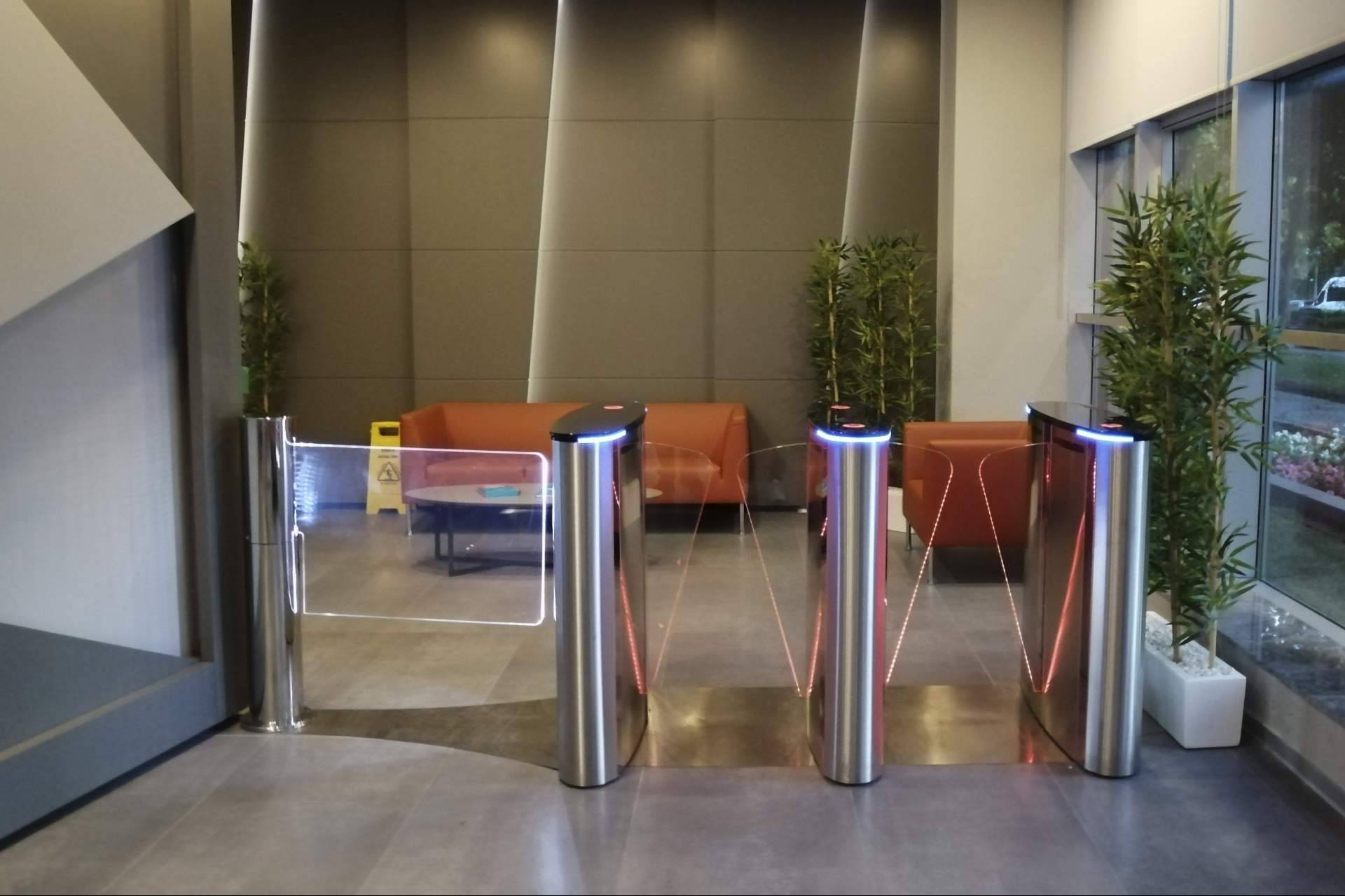 Puertas rápidas de seguridad, la solución de ASSA ABLOY para optimizar el control de accesos peatonales en edificios