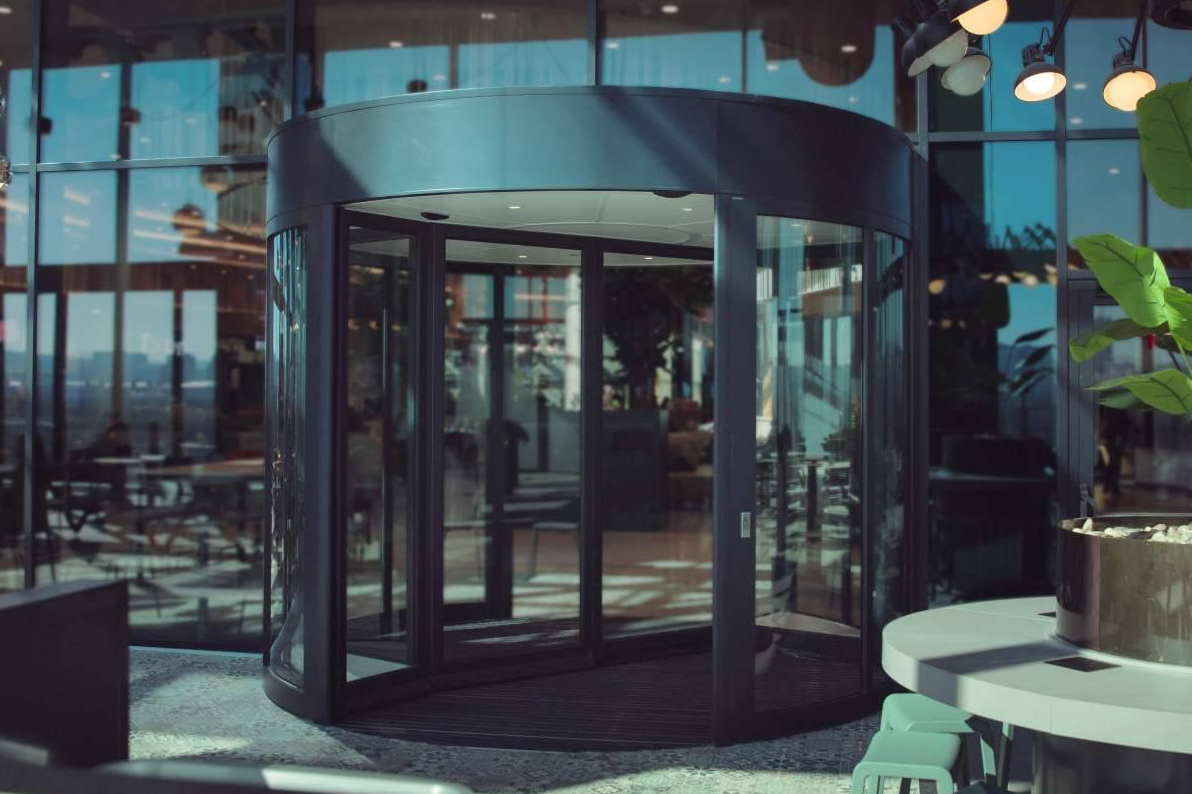 ASSA ABLOY refuerza su propuesta en puertas giratorias con alternativas para cada necesidad de acceso