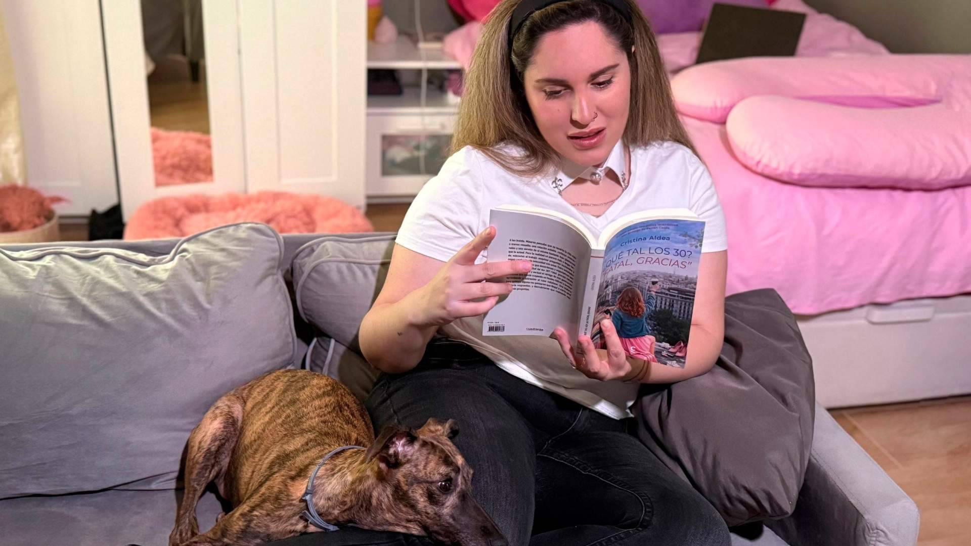 Cristina Aldea presenta la novela '¿Qué tal los 30? Fatal, gracias.' con una mirada irónica sobre la generación millennial